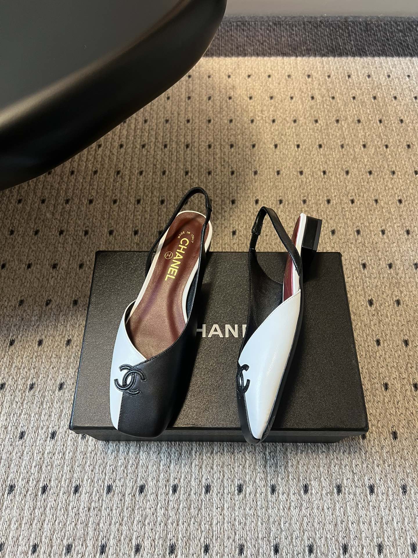 Chane*26SS早春新款方头平底凉鞋这组鞋款，把香奈儿的优雅与摩登演绎得淋漓尽致，每一双都是鞋柜里的