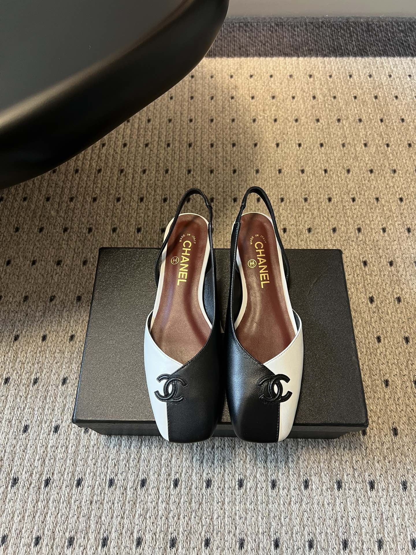 Chane*26SS早春新款方头平底凉鞋这组鞋款，把香奈儿的优雅与摩登演绎得淋漓尽致，每一双都是鞋柜里的