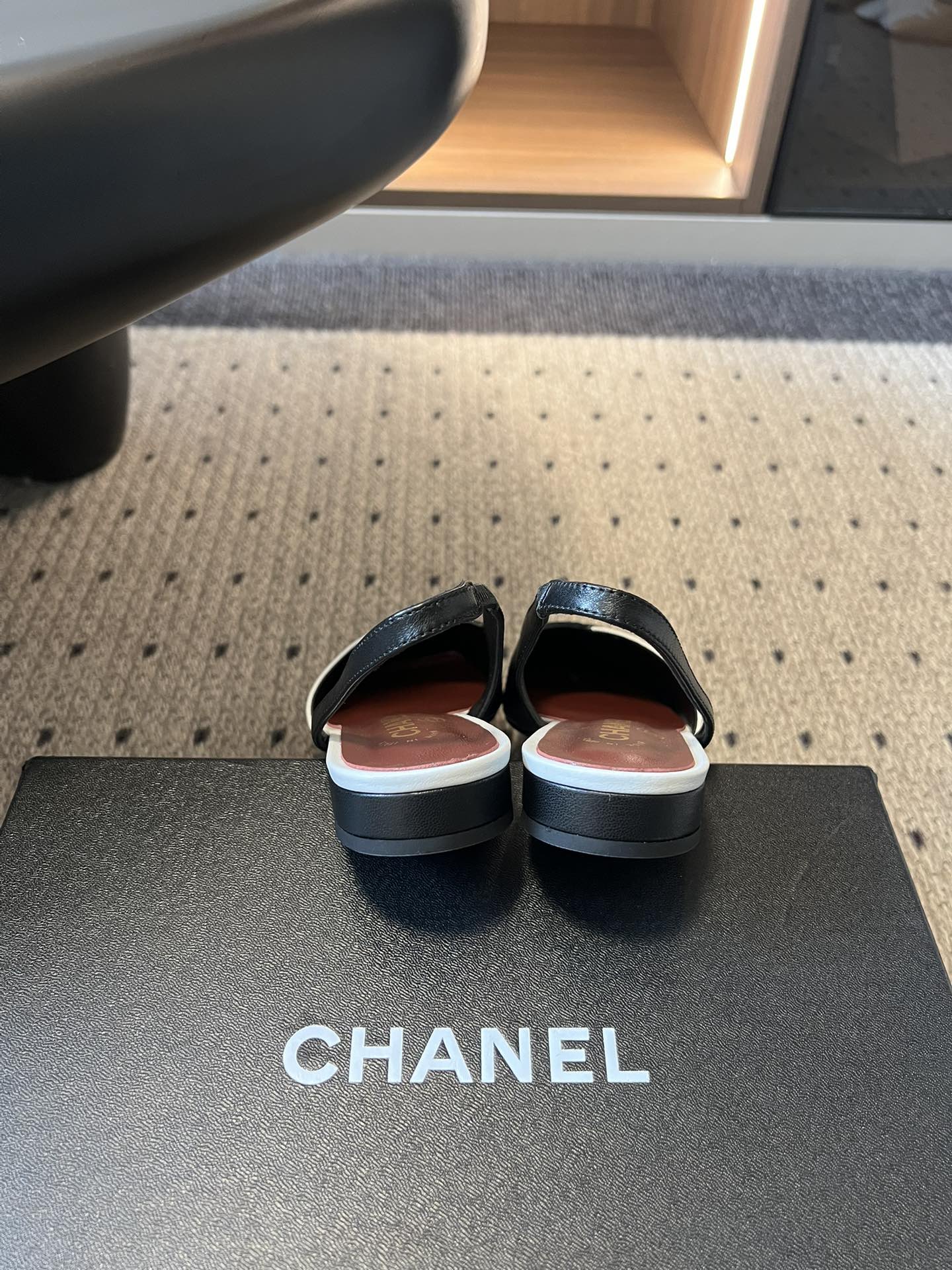 Chane*26SS早春新款方头平底凉鞋这组鞋款，把香奈儿的优雅与摩登演绎得淋漓尽致，每一双都是鞋柜里的