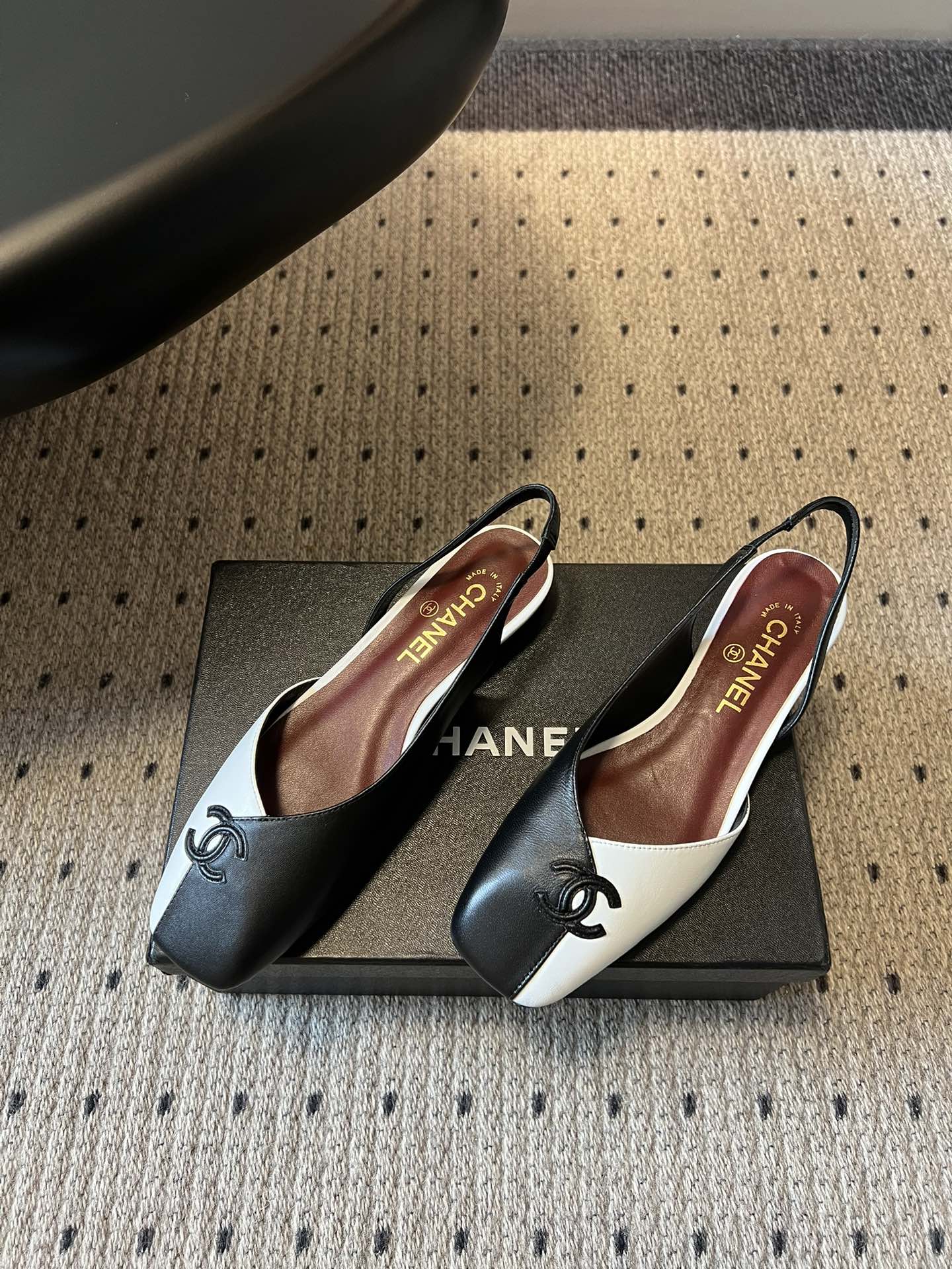 Chane*26SS早春新款方头平底凉鞋这组鞋款，把香奈儿的优雅与摩登演绎得淋漓尽致，每一双都是鞋柜里的