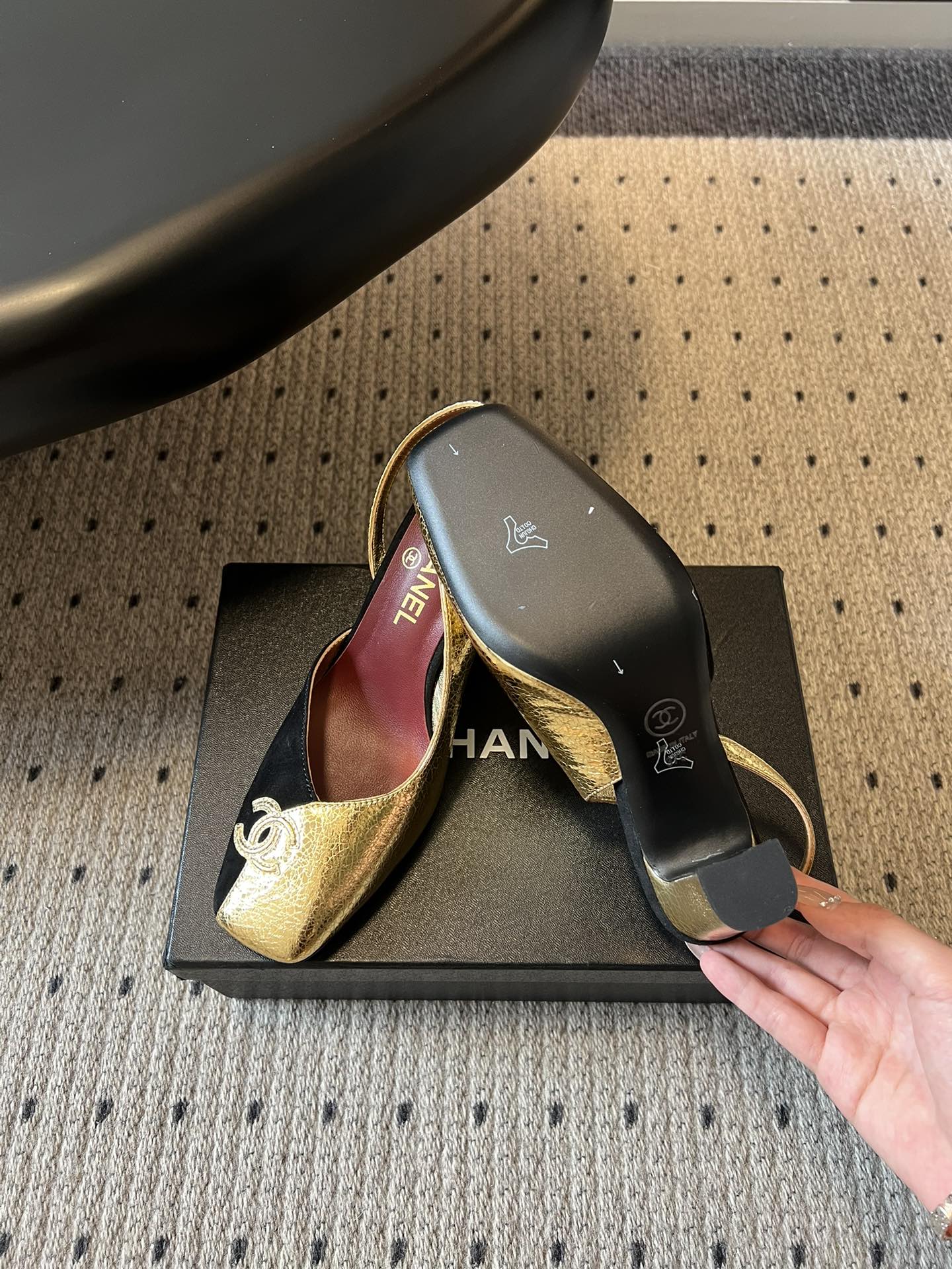 Chane*26SS早春新款方头高跟凉鞋利落的方头设计自带复古腔调，既能修饰脚型，又自带精致气场；后跟的