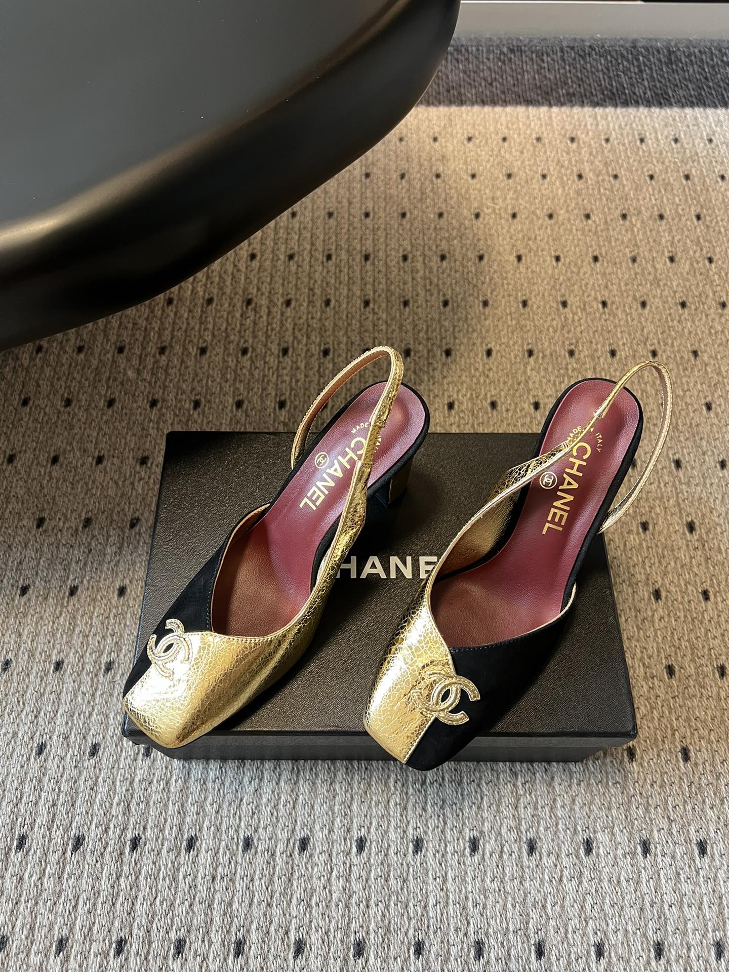 Chane*26SS早春新款方头高跟凉鞋利落的方头设计自带复古腔调，既能修饰脚型，又自带精致气场；后跟的