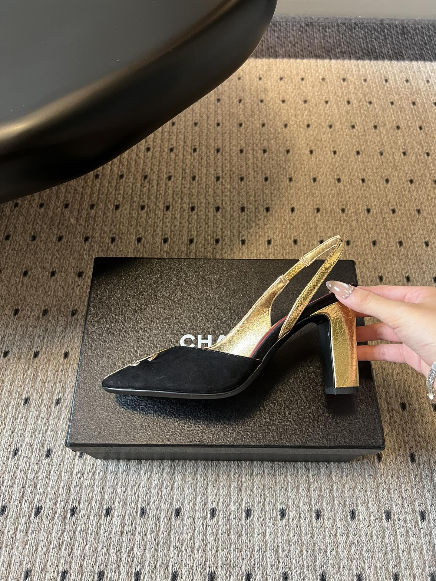 Chane*26SS早春新款方头高跟凉鞋利落的方头设计自带复古腔调，既能修饰脚型，又自带精致气场；后跟的