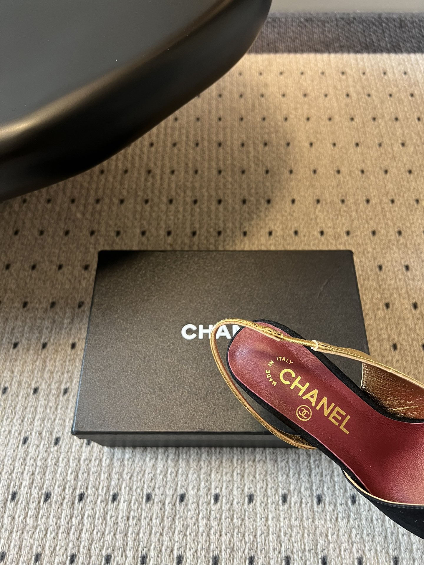 Chane*26SS早春新款方头高跟凉鞋利落的方头设计自带复古腔调，既能修饰脚型，又自带精致气场；后跟的