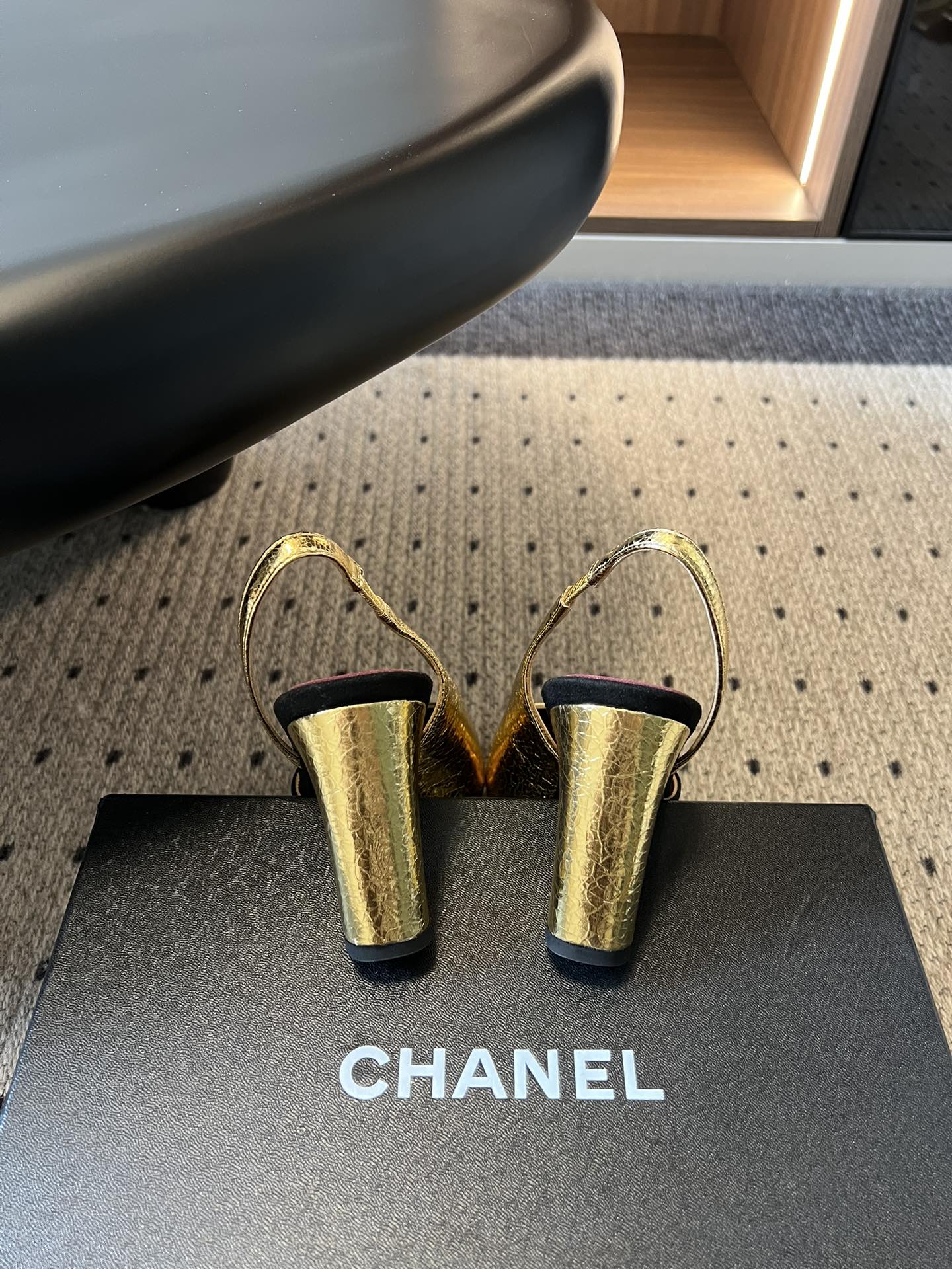 Chane*26SS早春新款方头高跟凉鞋利落的方头设计自带复古腔调，既能修饰脚型，又自带精致气场；后跟的