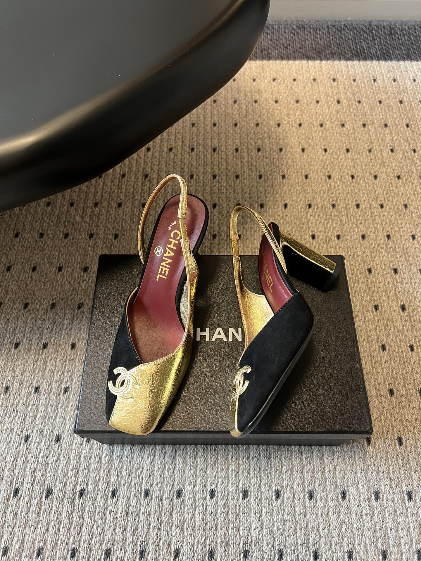 Chane*26SS早春新款方头高跟凉鞋利落的方头设计自带复古腔调，既能修饰脚型，又自带精致气场；后跟的