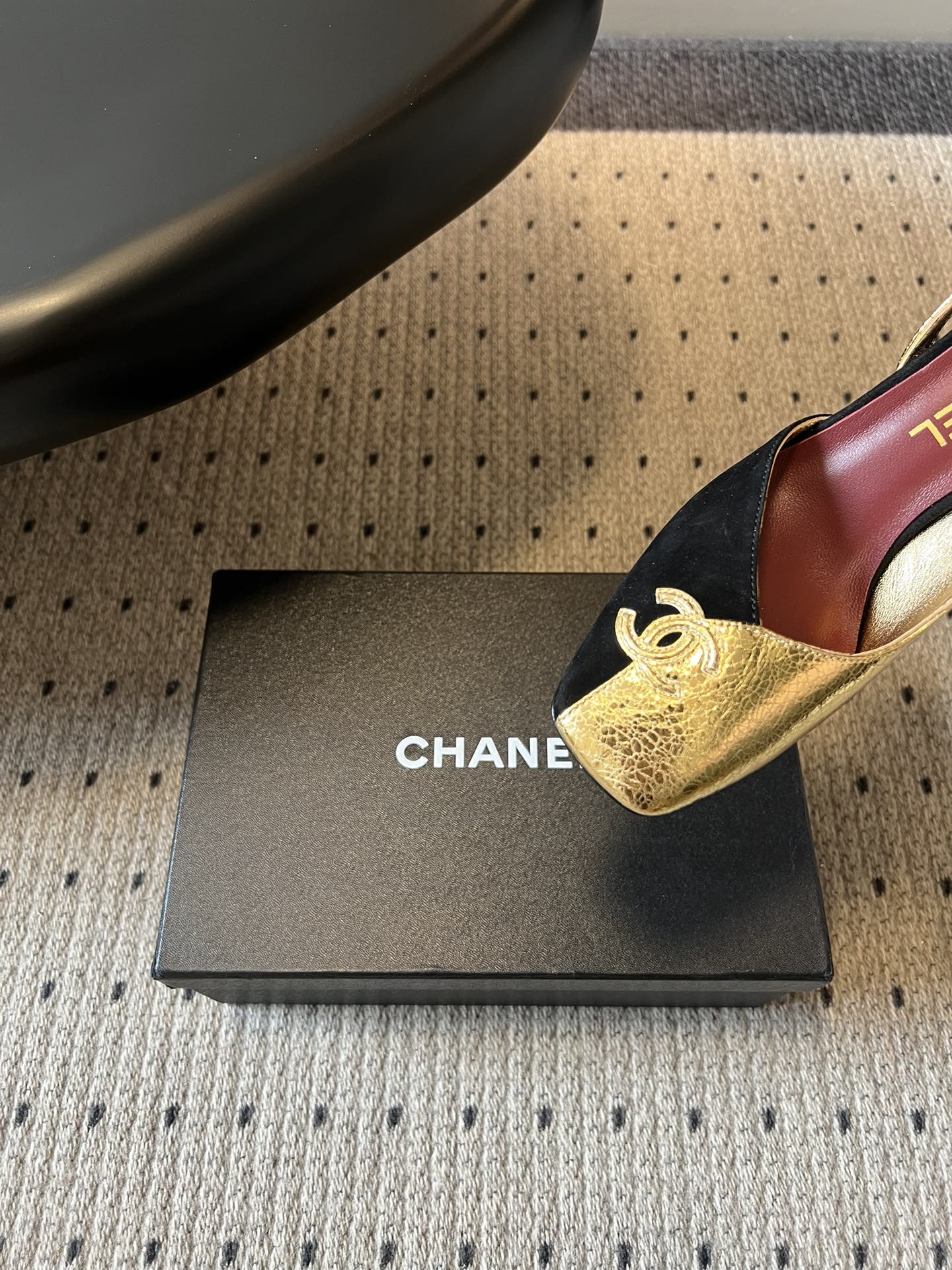 Chane*26SS早春新款方头高跟凉鞋利落的方头设计自带复古腔调，既能修饰脚型，又自带精致气场；后跟的