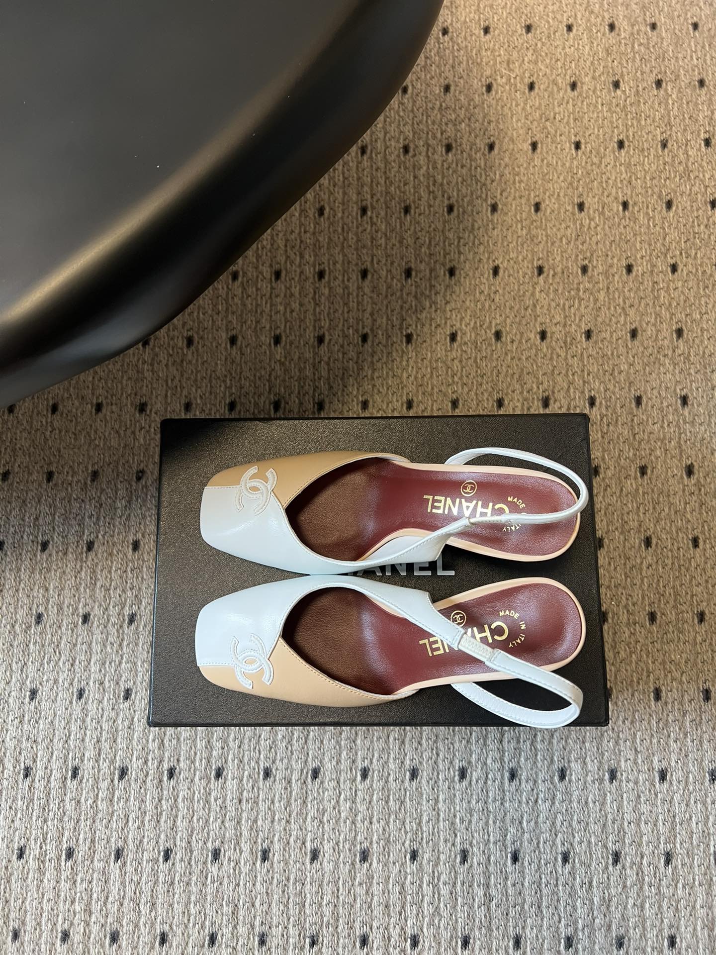 Chane*26SS早春新款方头高跟凉鞋利落的方头设计自带复古腔调，既能修饰脚型，又自带精致气场；后跟的