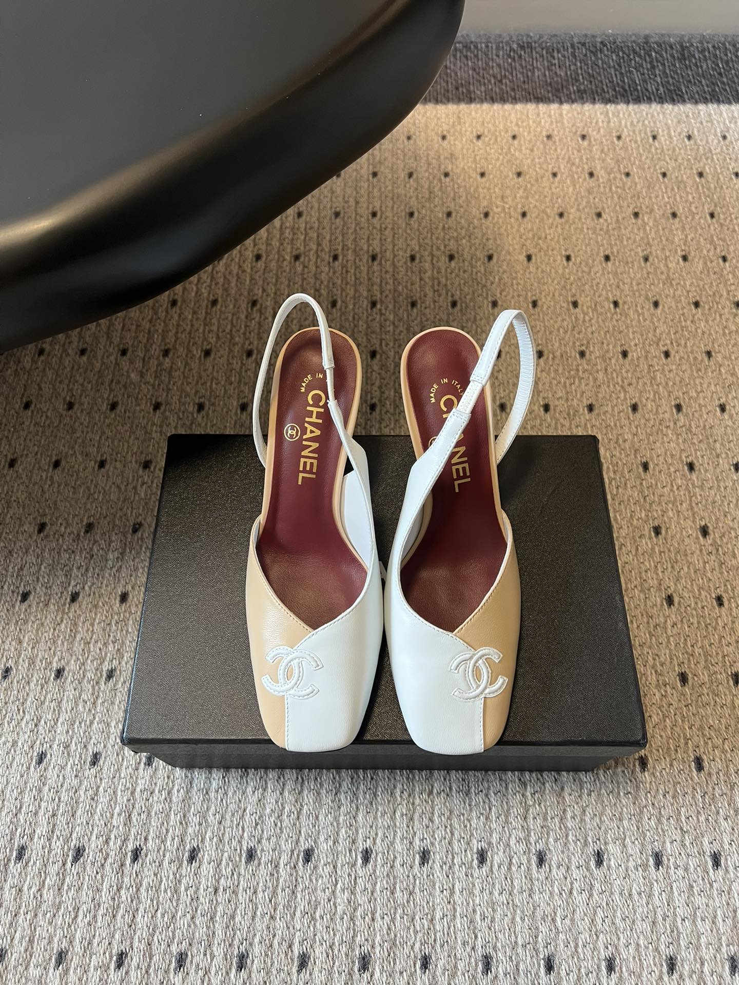 Chane*26SS早春新款方头高跟凉鞋利落的方头设计自带复古腔调，既能修饰脚型，又自带精致气场；后跟的