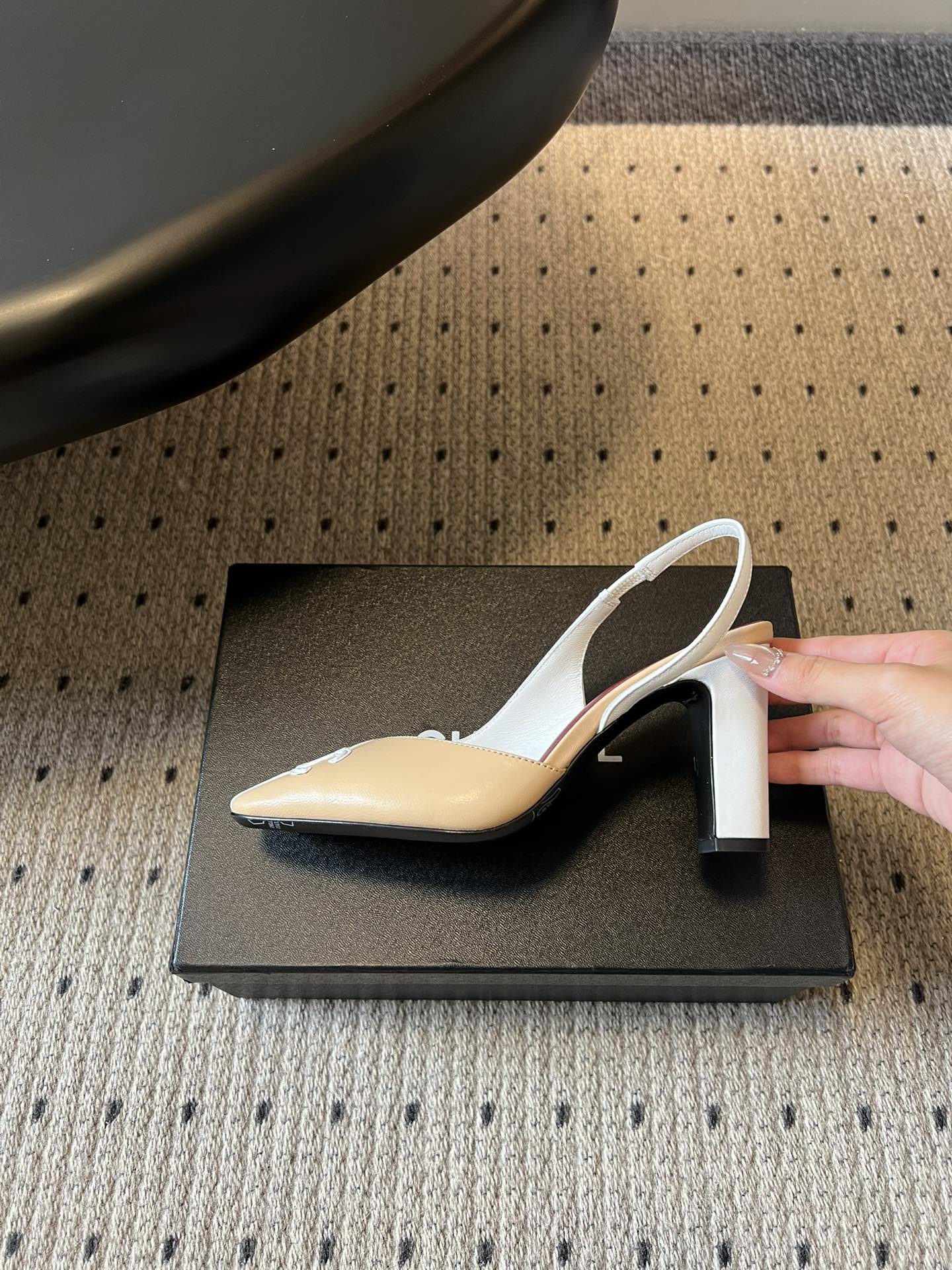 Chane*26SS早春新款方头高跟凉鞋利落的方头设计自带复古腔调，既能修饰脚型，又自带精致气场；后跟的