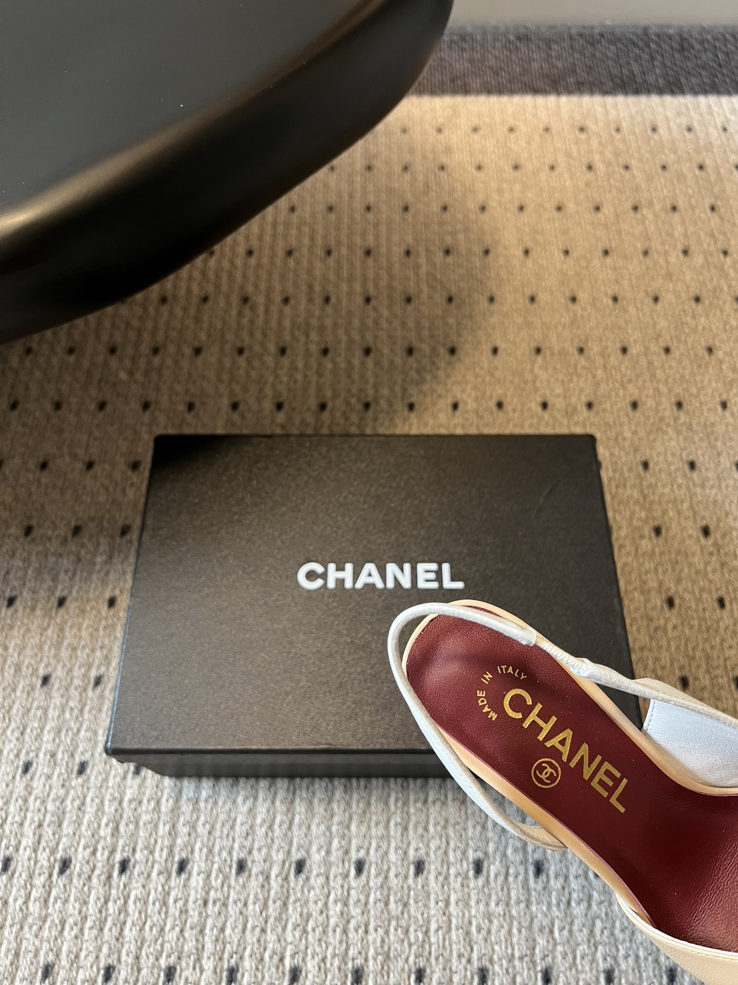 Chane*26SS早春新款方头高跟凉鞋利落的方头设计自带复古腔调，既能修饰脚型，又自带精致气场；后跟的