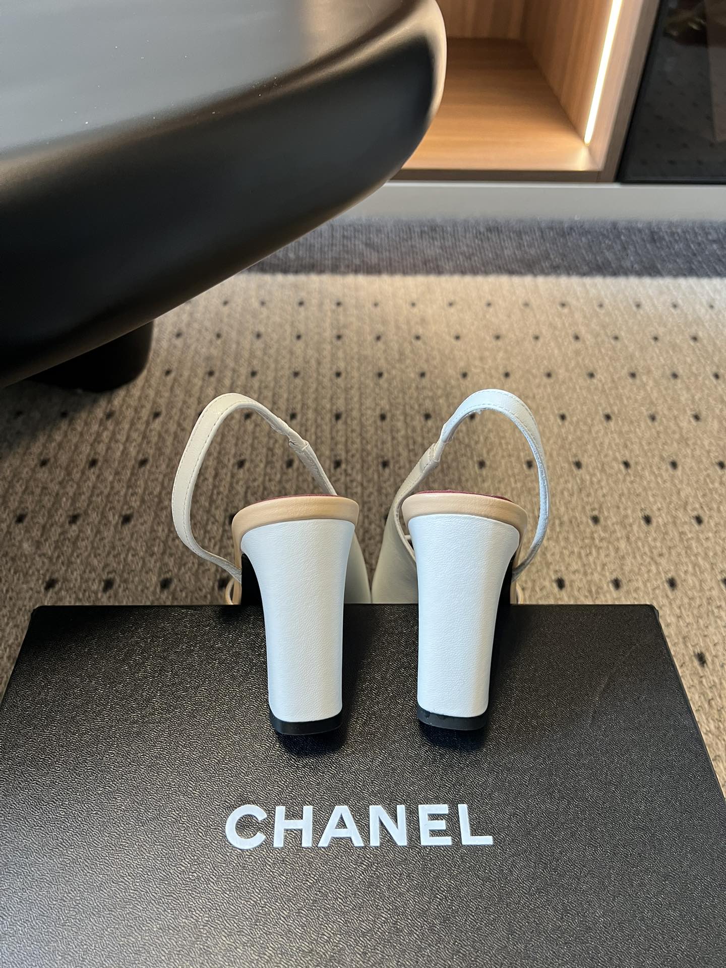 Chane*26SS早春新款方头高跟凉鞋利落的方头设计自带复古腔调，既能修饰脚型，又自带精致气场；后跟的