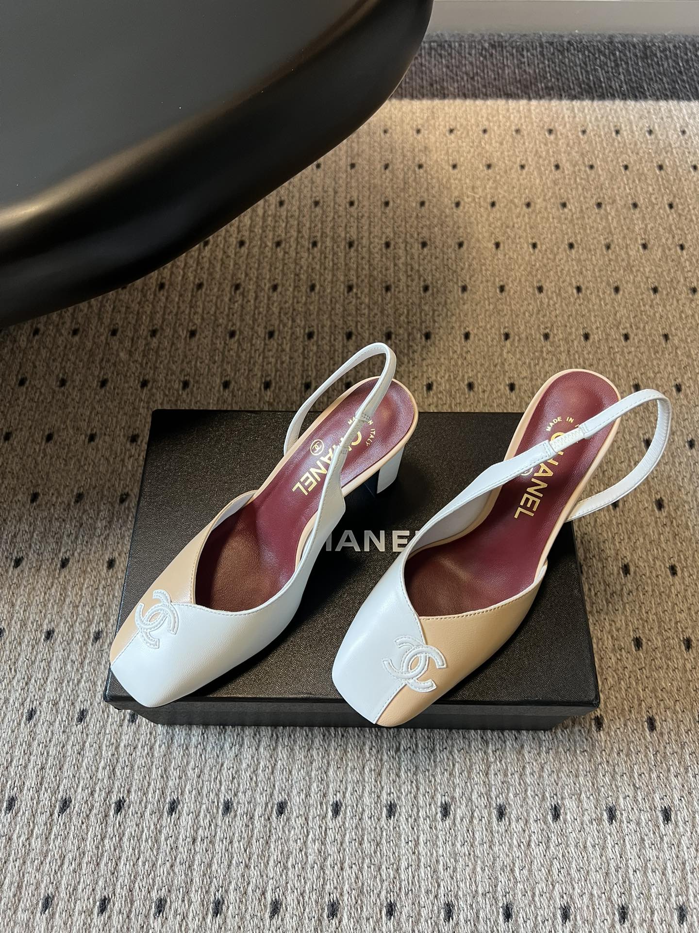 Chane*26SS早春新款方头高跟凉鞋利落的方头设计自带复古腔调，既能修饰脚型，又自带精致气场；后跟的