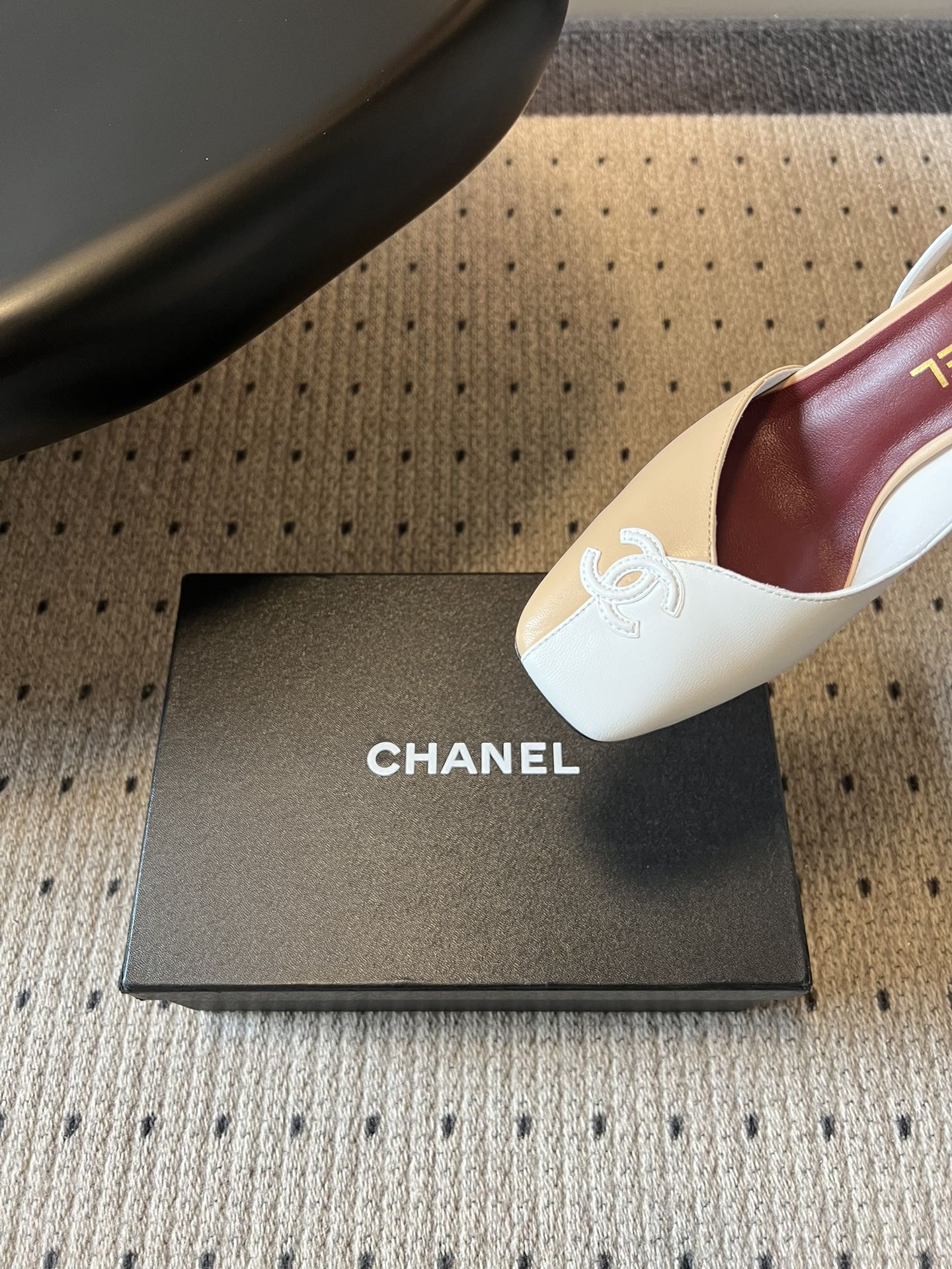 Chane*26SS早春新款方头高跟凉鞋利落的方头设计自带复古腔调，既能修饰脚型，又自带精致气场；后跟的