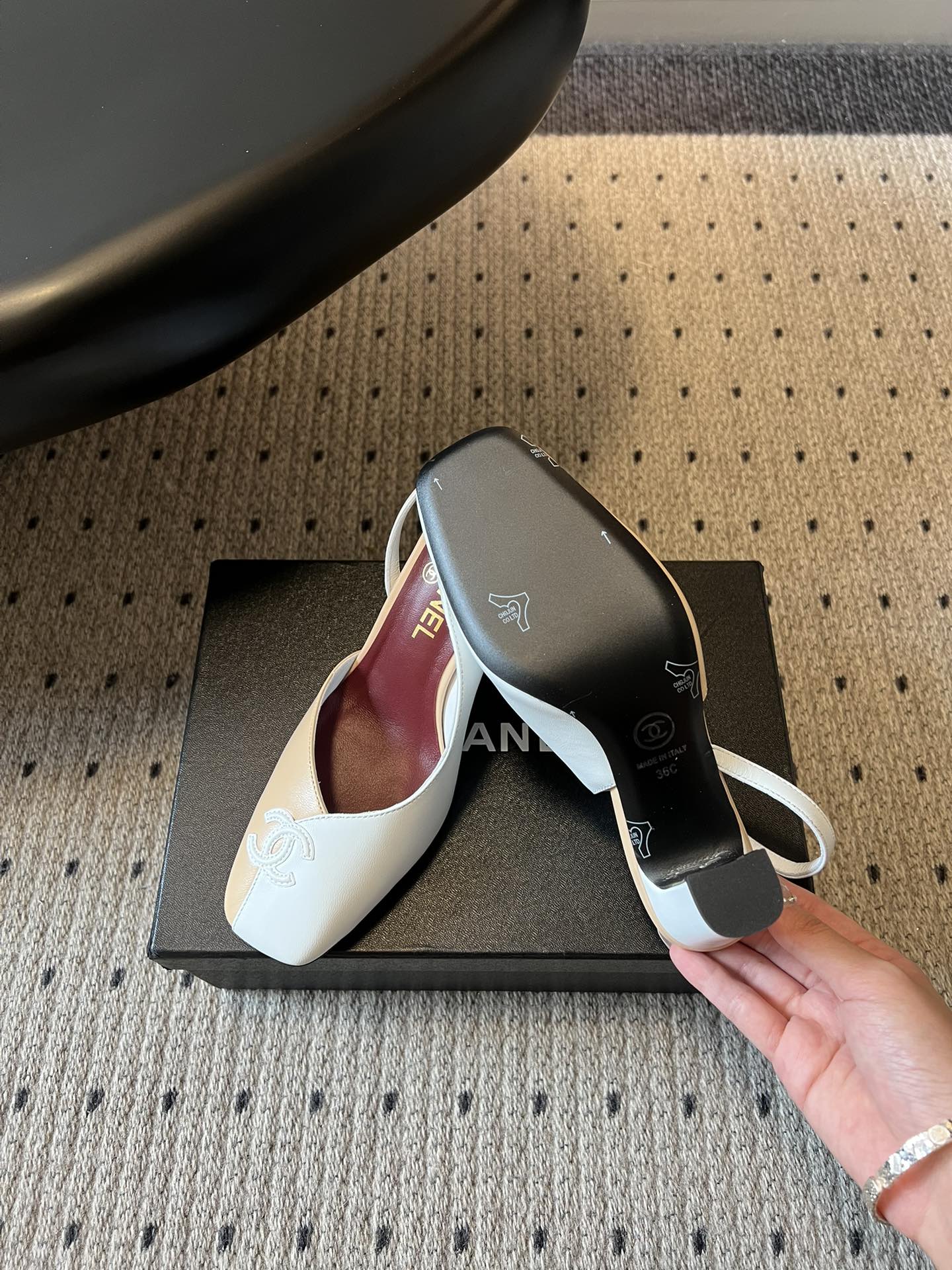 Chane*26SS早春新款方头高跟凉鞋利落的方头设计自带复古腔调，既能修饰脚型，又自带精致气场；后跟的