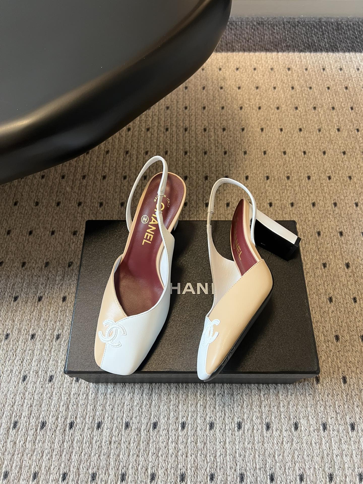 Chane*26SS早春新款方头高跟凉鞋利落的方头设计自带复古腔调，既能修饰脚型，又自带精致气场；后跟的