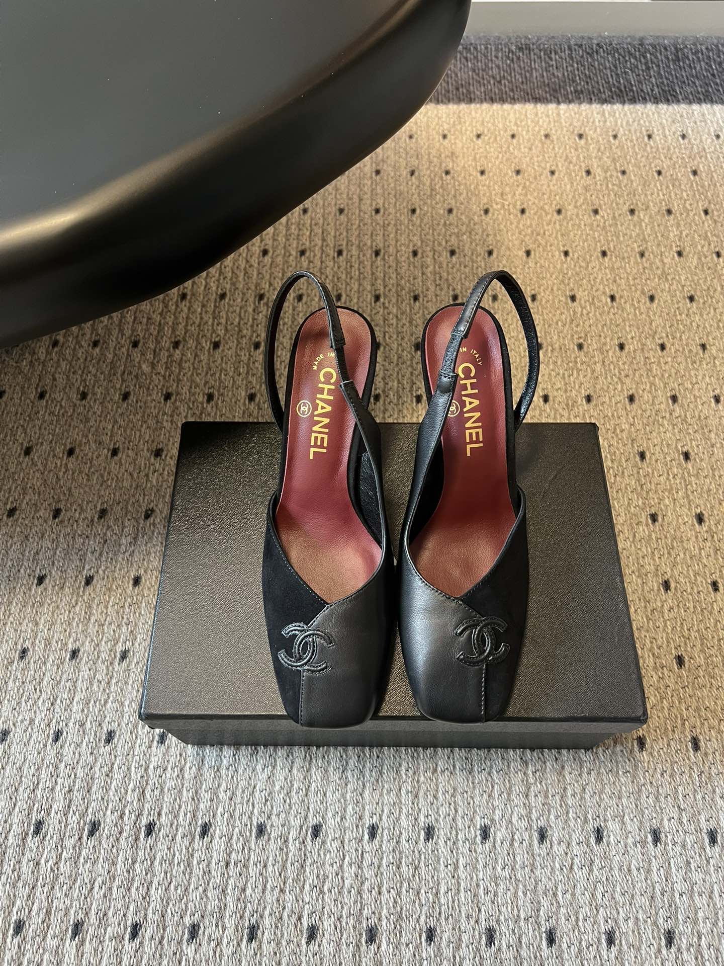 Chane*26SS早春新款方头高跟凉鞋利落的方头设计自带复古腔调，既能修饰脚型，又自带精致气场；后跟的