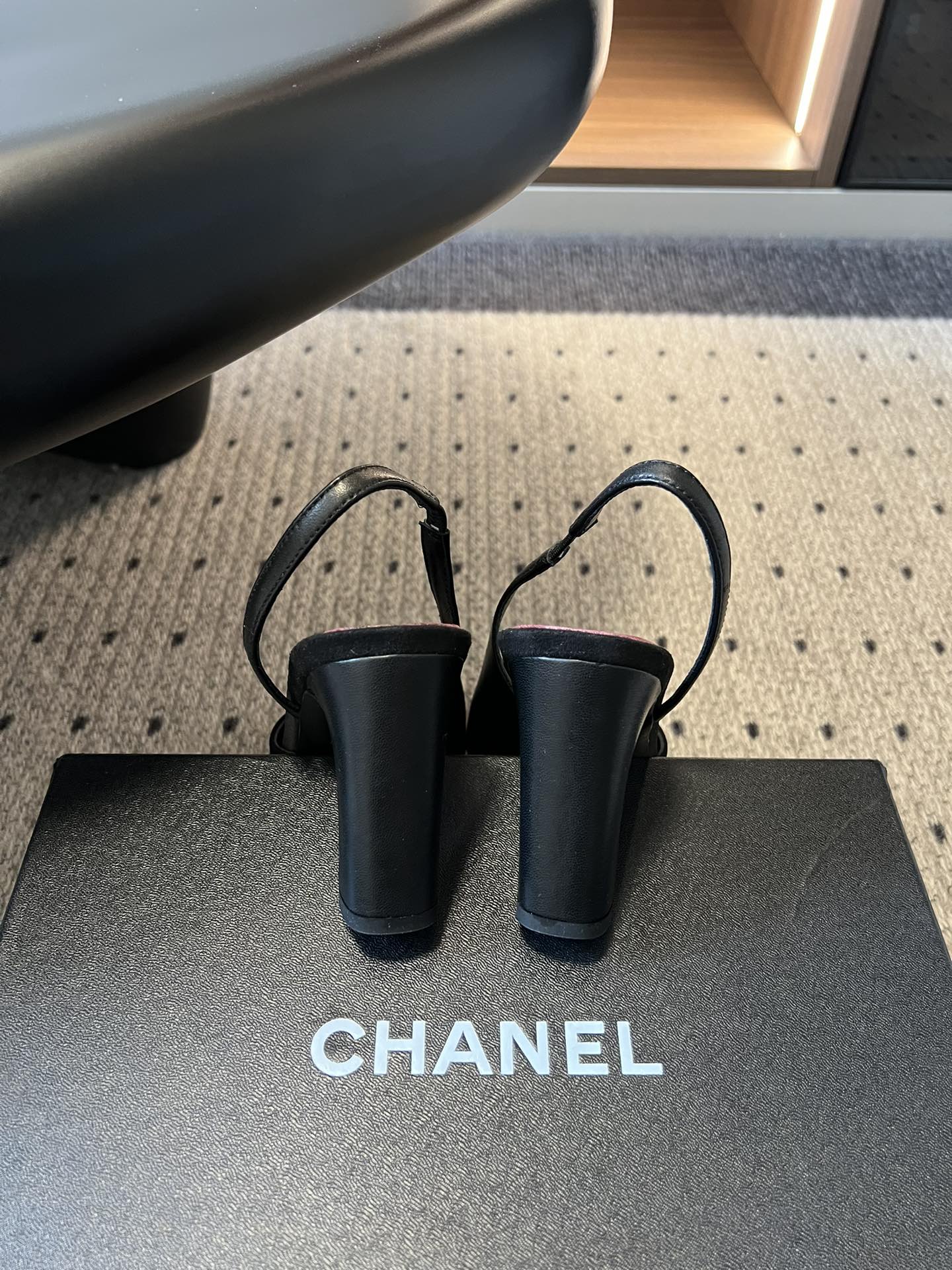 Chane*26SS早春新款方头高跟凉鞋利落的方头设计自带复古腔调，既能修饰脚型，又自带精致气场；后跟的