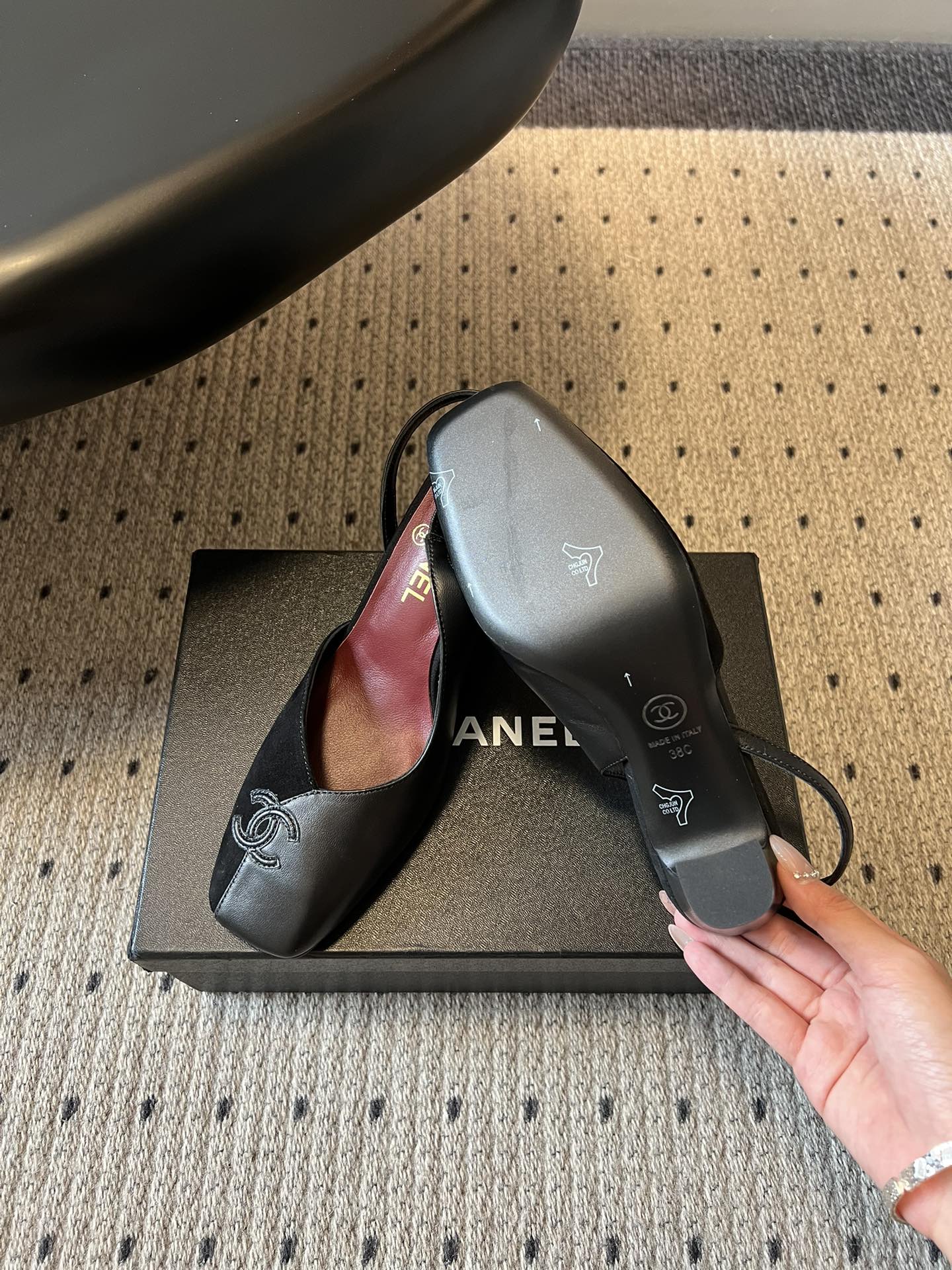 Chane*26SS早春新款方头高跟凉鞋利落的方头设计自带复古腔调，既能修饰脚型，又自带精致气场；后跟的