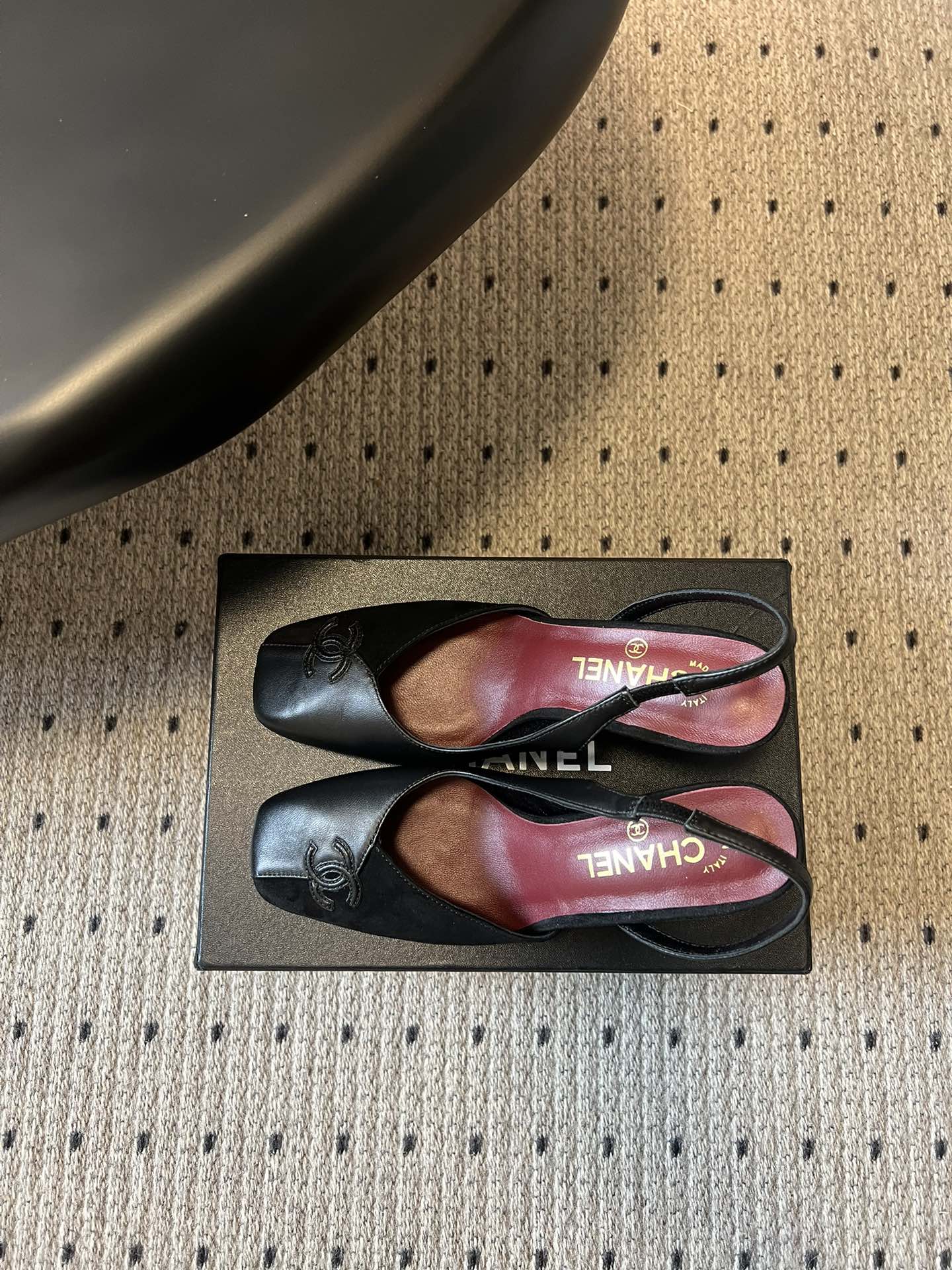 Chane*26SS早春新款方头高跟凉鞋利落的方头设计自带复古腔调，既能修饰脚型，又自带精致气场；后跟的