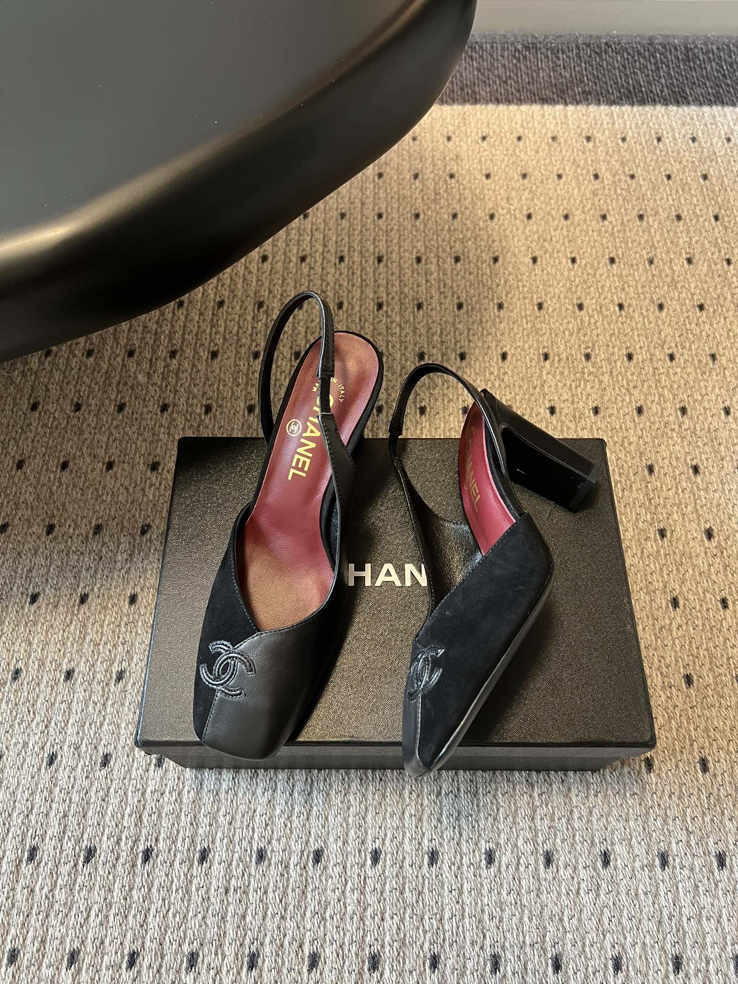 Chane*26SS早春新款方头高跟凉鞋利落的方头设计自带复古腔调，既能修饰脚型，又自带精致气场；后跟的