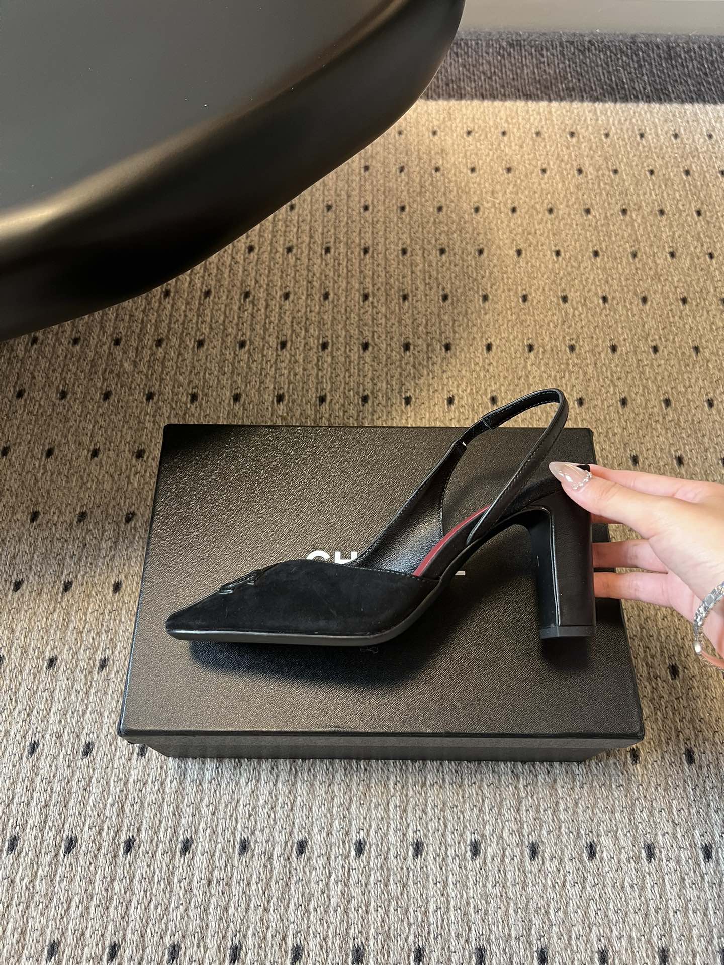 Chane*26SS早春新款方头高跟凉鞋利落的方头设计自带复古腔调，既能修饰脚型，又自带精致气场；后跟的