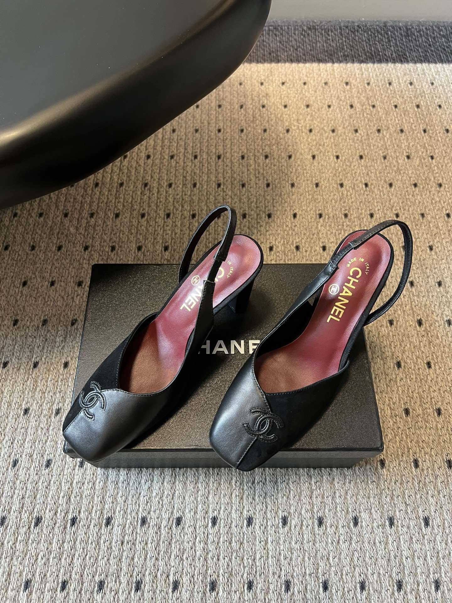 Chane*26SS早春新款方头高跟凉鞋利落的方头设计自带复古腔调，既能修饰脚型，又自带精致气场；后跟的