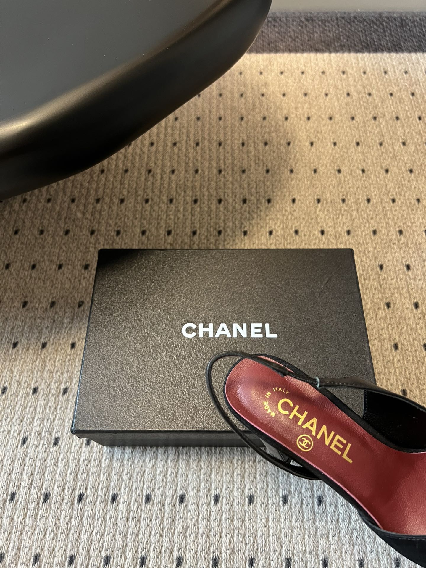 Chane*26SS早春新款方头高跟凉鞋利落的方头设计自带复古腔调，既能修饰脚型，又自带精致气场；后跟的