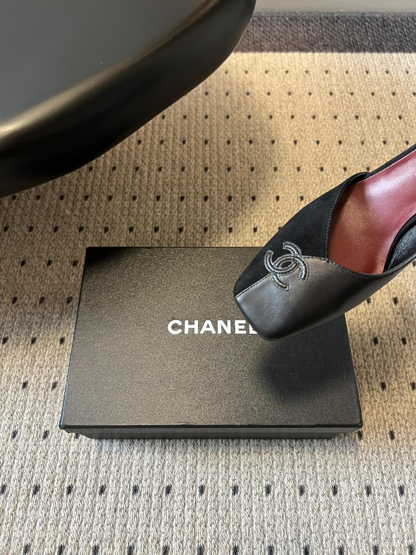 Chane*26SS早春新款方头高跟凉鞋利落的方头设计自带复古腔调，既能修饰脚型，又自带精致气场；后跟的