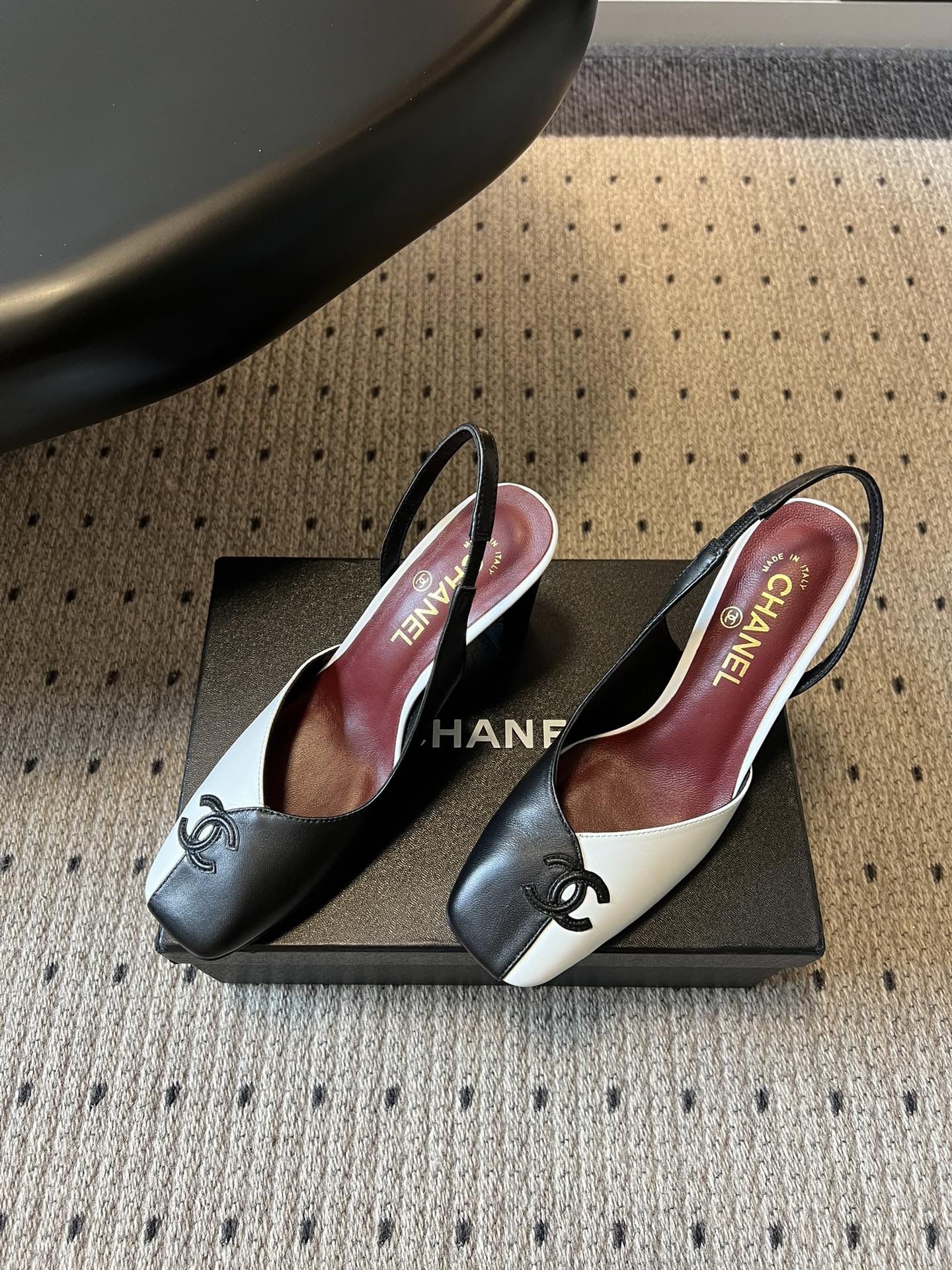 Chane*26SS早春新款方头高跟凉鞋利落的方头设计自带复古腔调，既能修饰脚型，又自带精致气场；后跟的