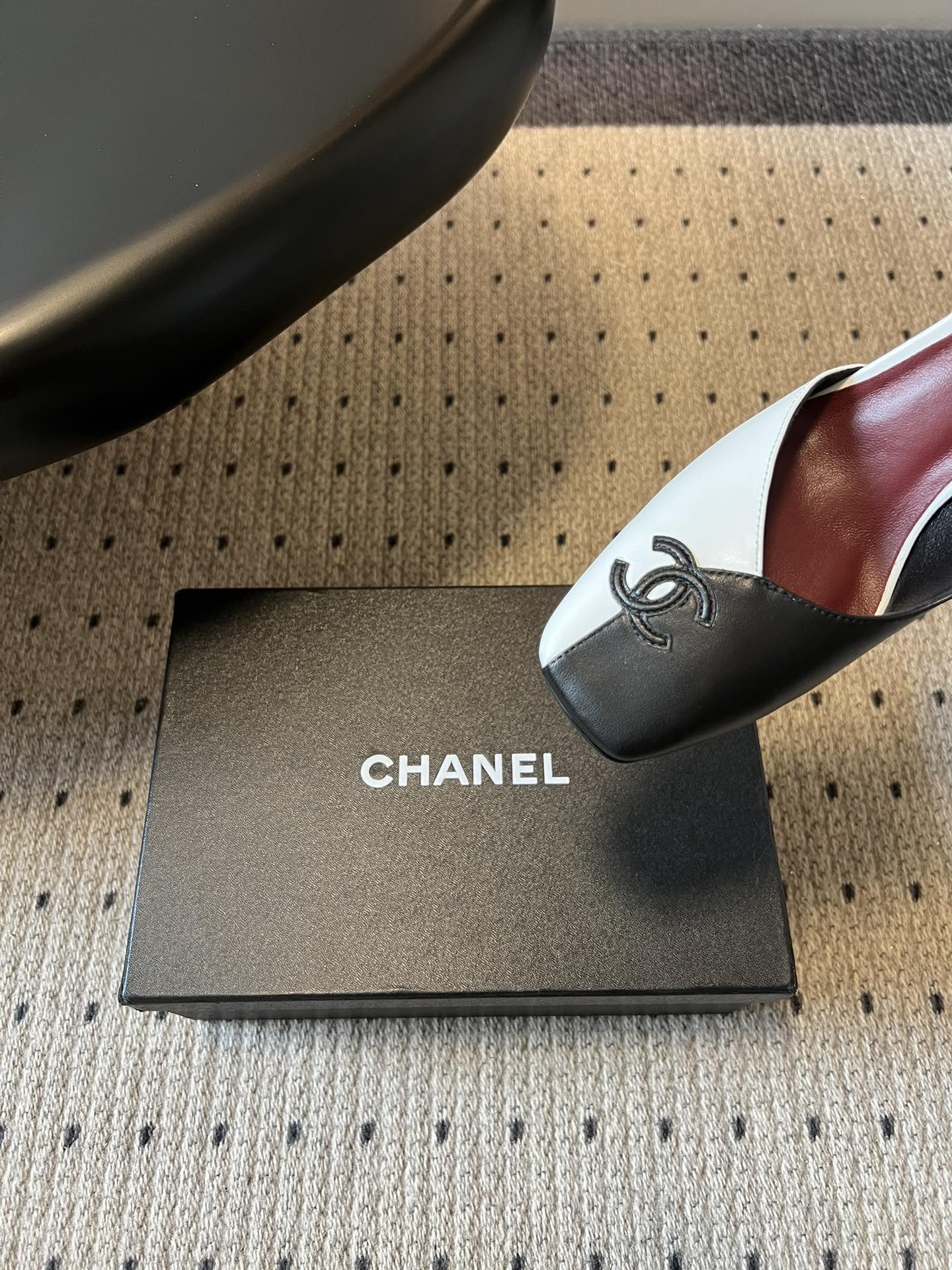 Chane*26SS早春新款方头高跟凉鞋利落的方头设计自带复古腔调，既能修饰脚型，又自带精致气场；后跟的