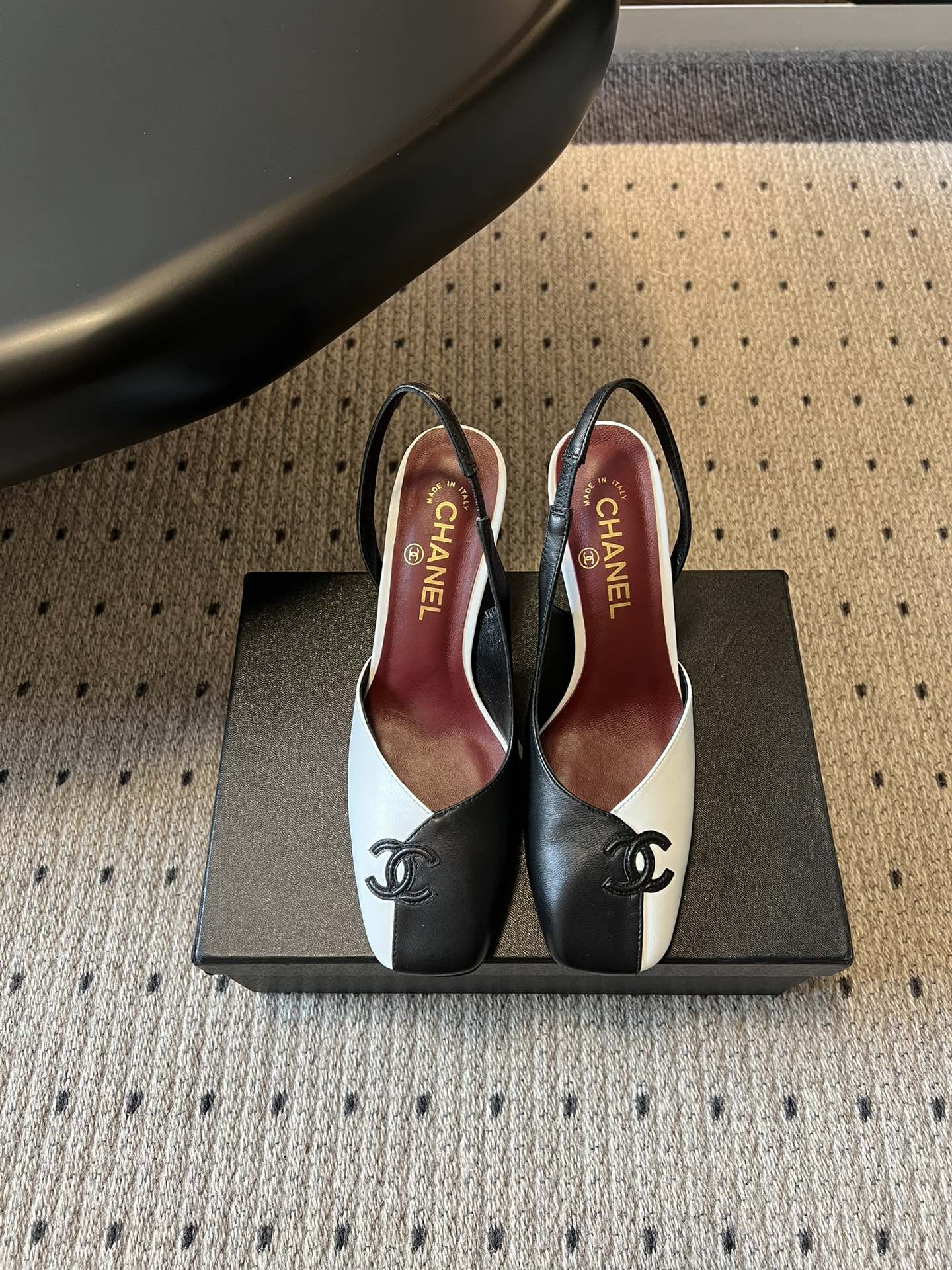 Chane*26SS早春新款方头高跟凉鞋利落的方头设计自带复古腔调，既能修饰脚型，又自带精致气场；后跟的