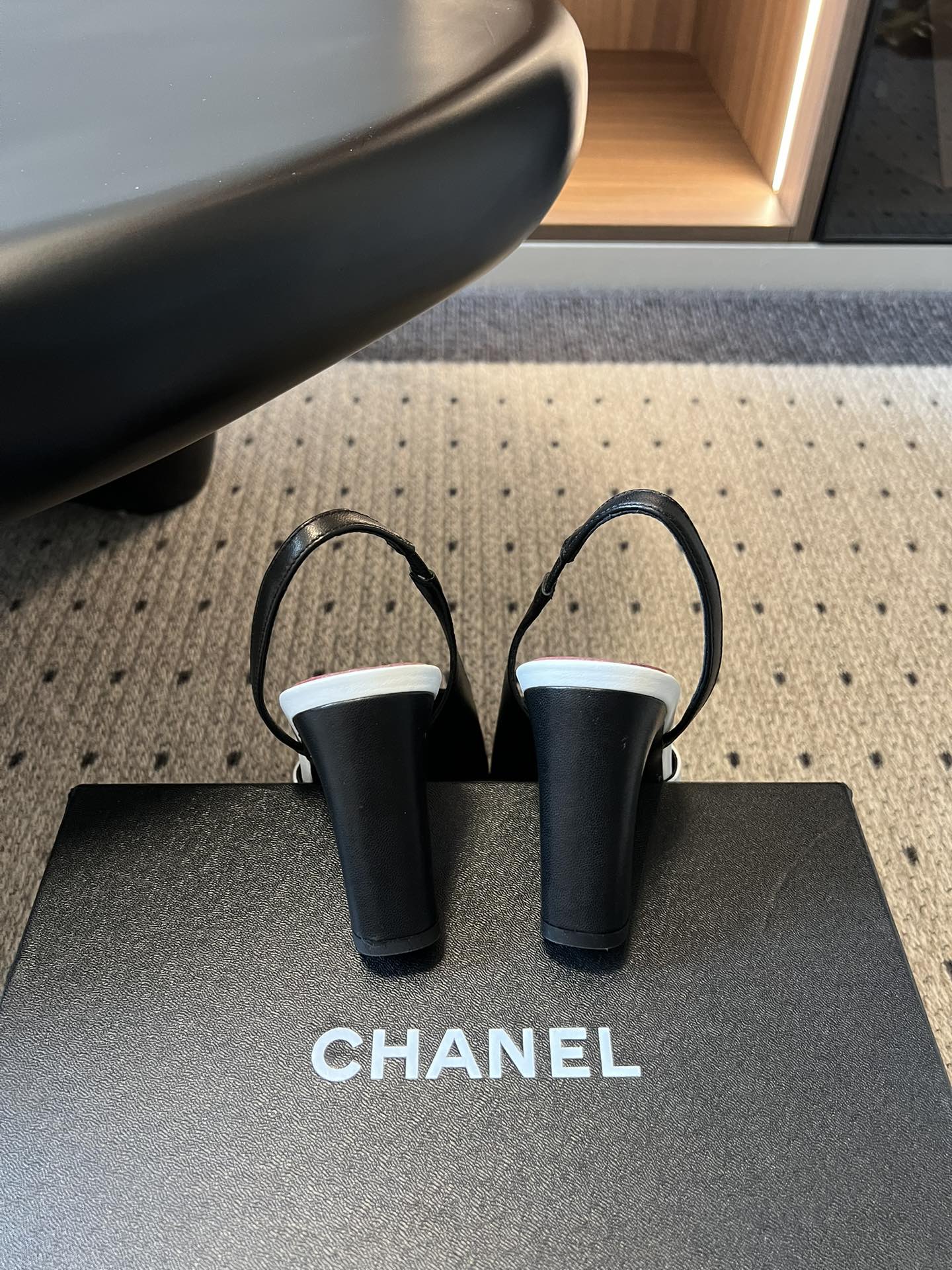 Chane*26SS早春新款方头高跟凉鞋利落的方头设计自带复古腔调，既能修饰脚型，又自带精致气场；后跟的