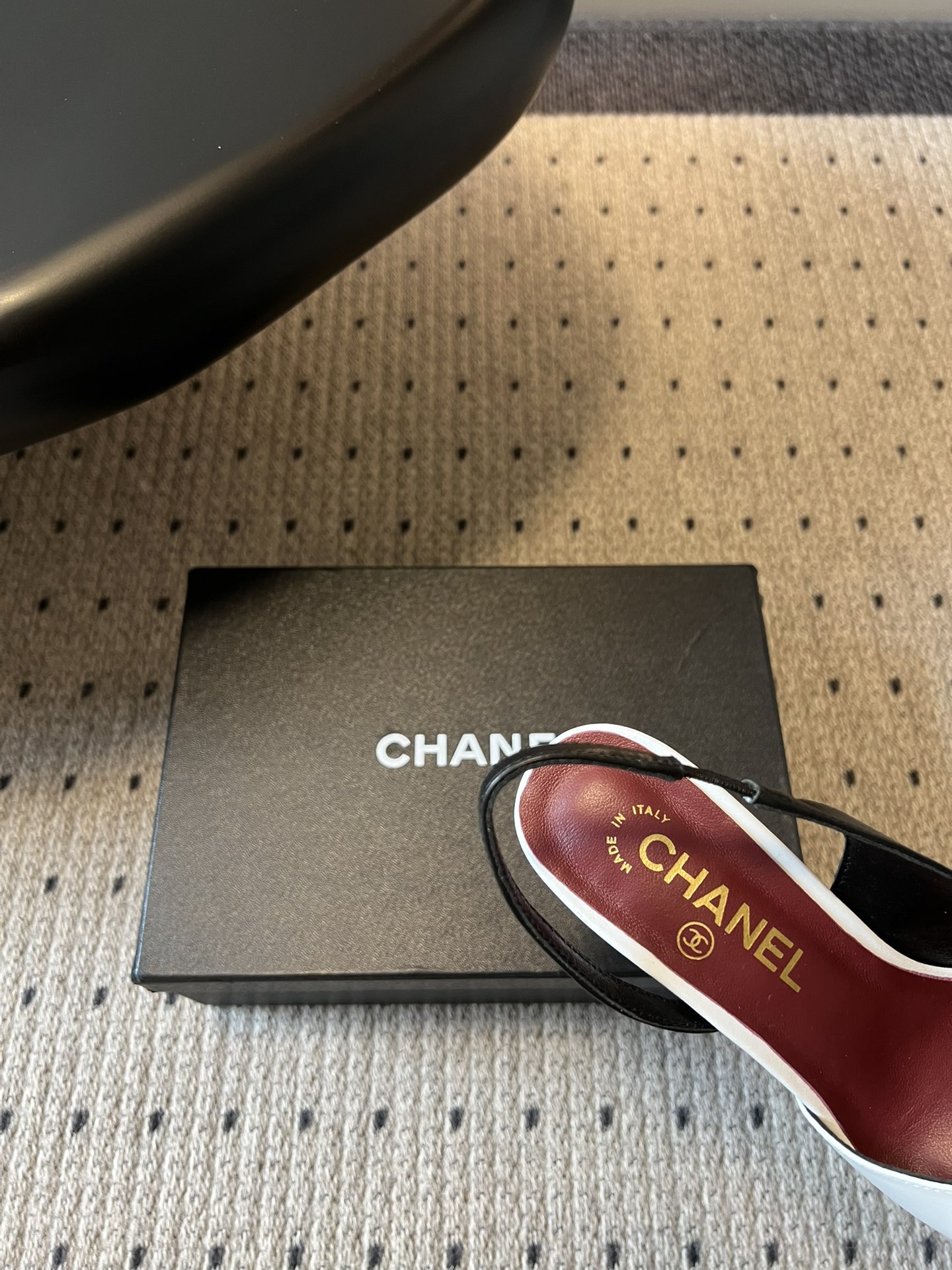 Chane*26SS早春新款方头高跟凉鞋利落的方头设计自带复古腔调，既能修饰脚型，又自带精致气场；后跟的