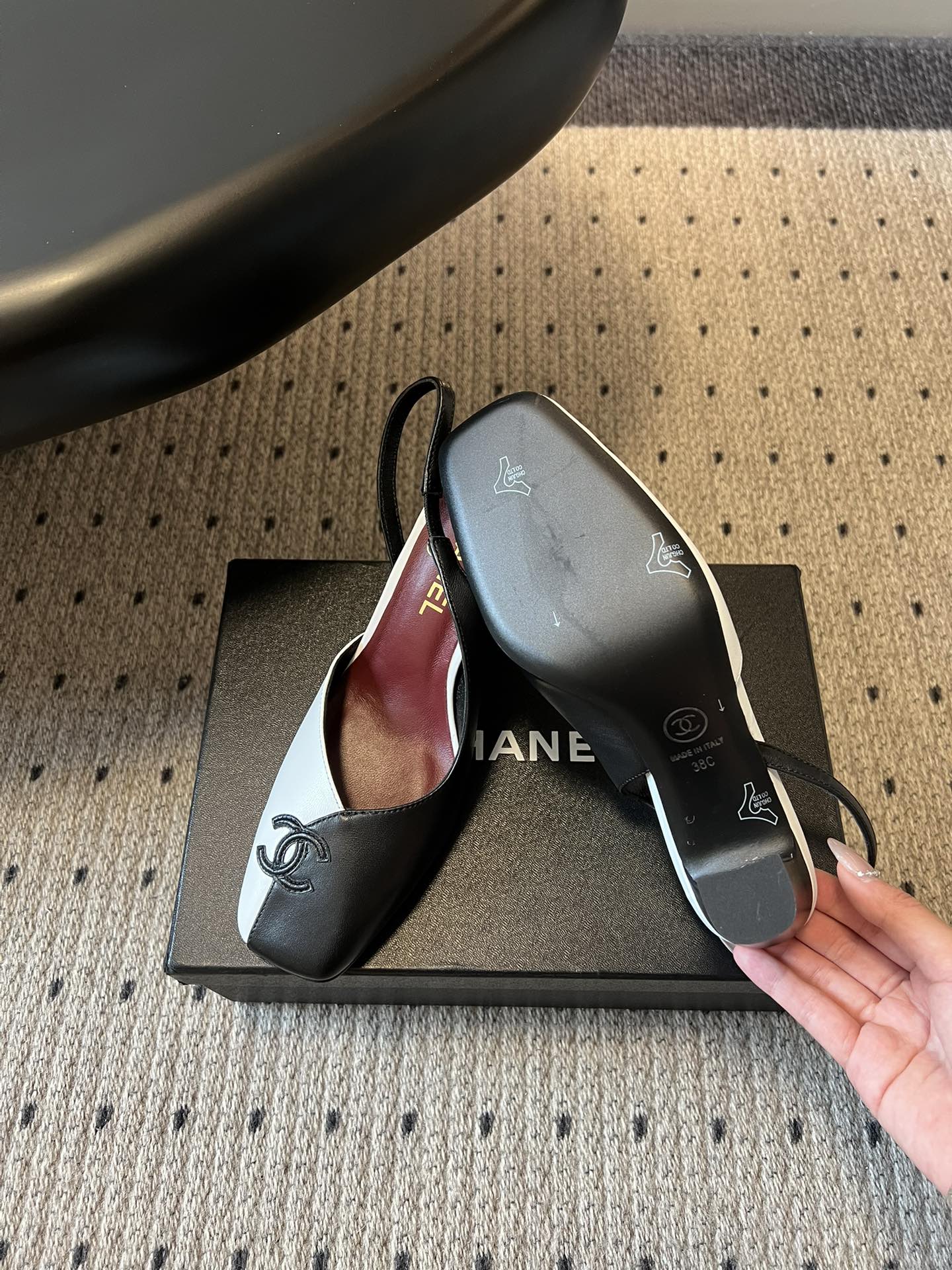 Chane*26SS早春新款方头高跟凉鞋利落的方头设计自带复古腔调，既能修饰脚型，又自带精致气场；后跟的