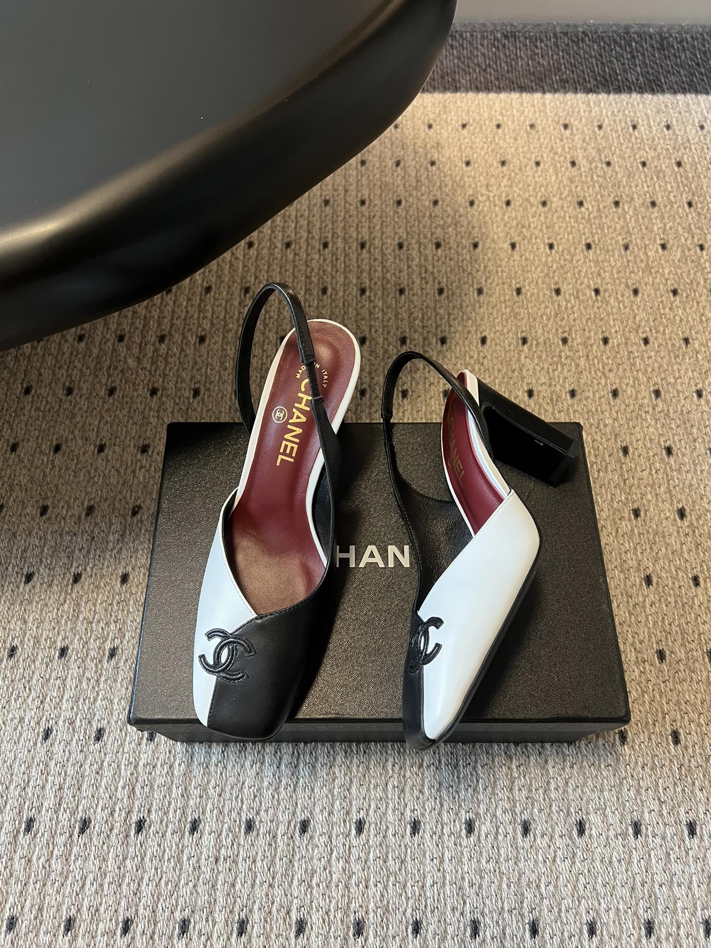 Chane*26SS早春新款方头高跟凉鞋利落的方头设计自带复古腔调，既能修饰脚型，又自带精致气场；后跟的