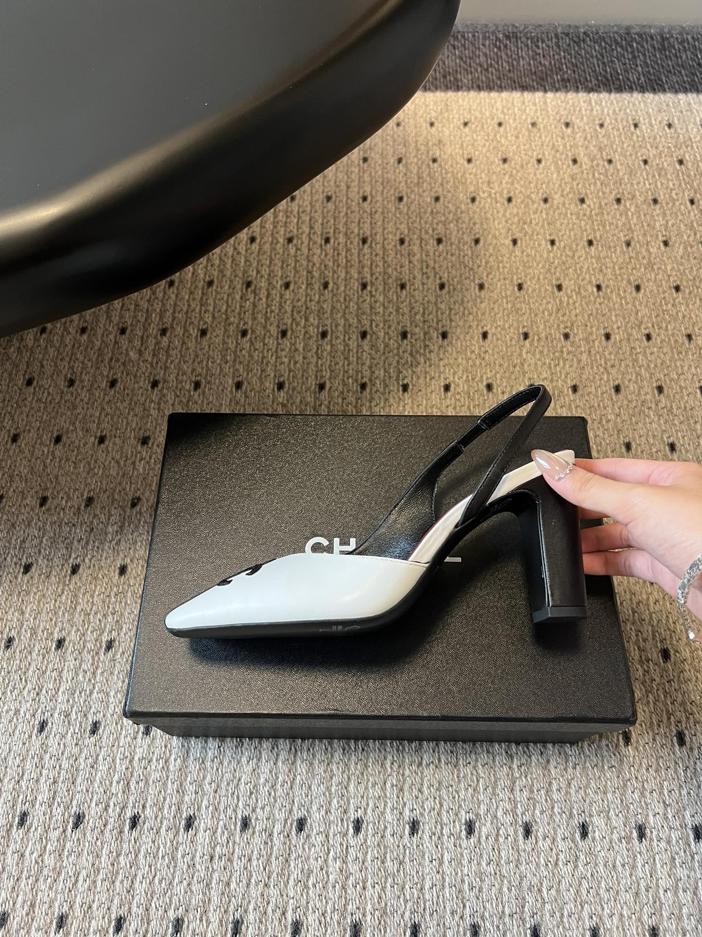 Chane*26SS早春新款方头高跟凉鞋利落的方头设计自带复古腔调，既能修饰脚型，又自带精致气场；后跟的