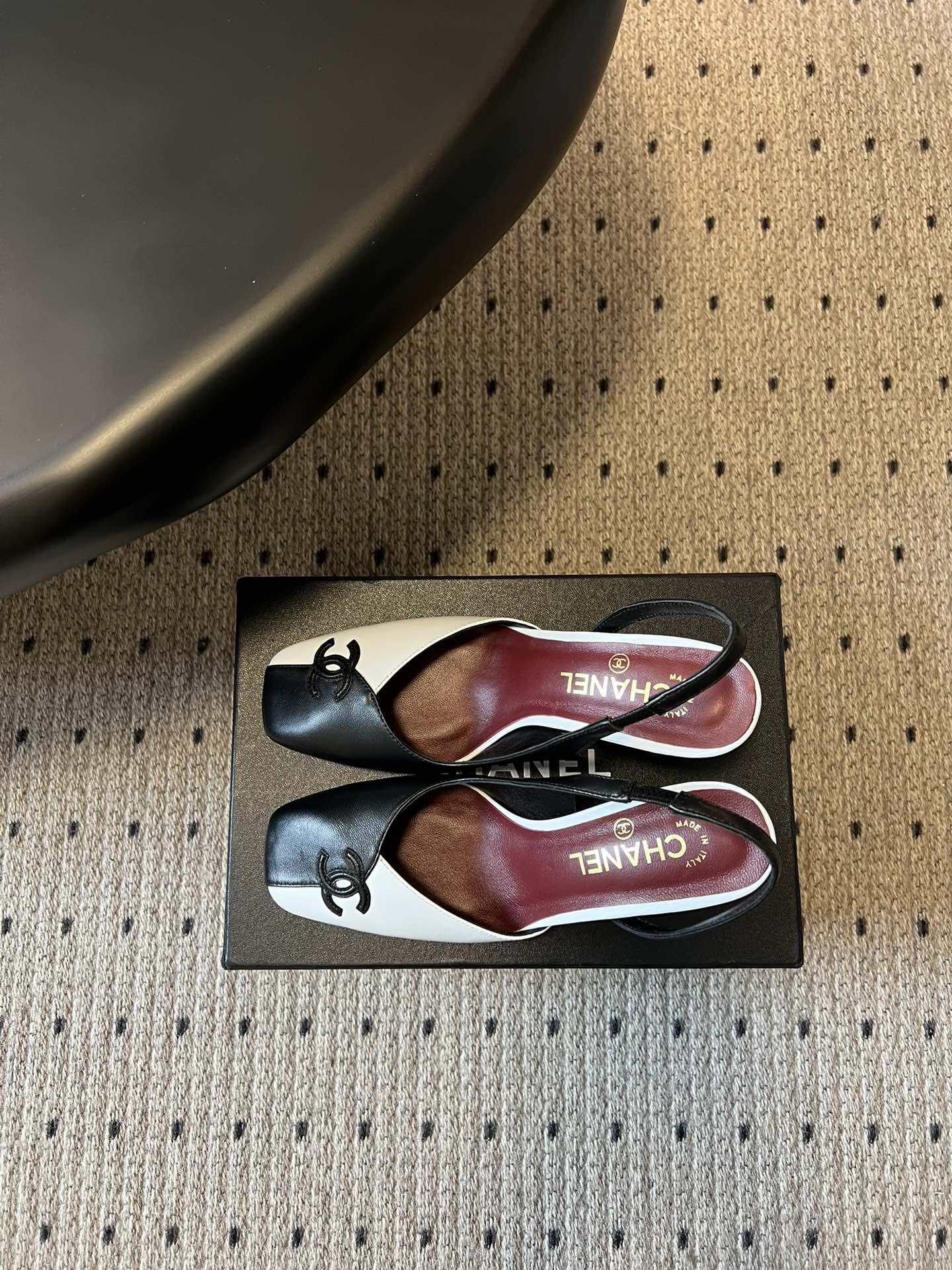 Chane*26SS早春新款方头高跟凉鞋利落的方头设计自带复古腔调，既能修饰脚型，又自带精致气场；后跟的