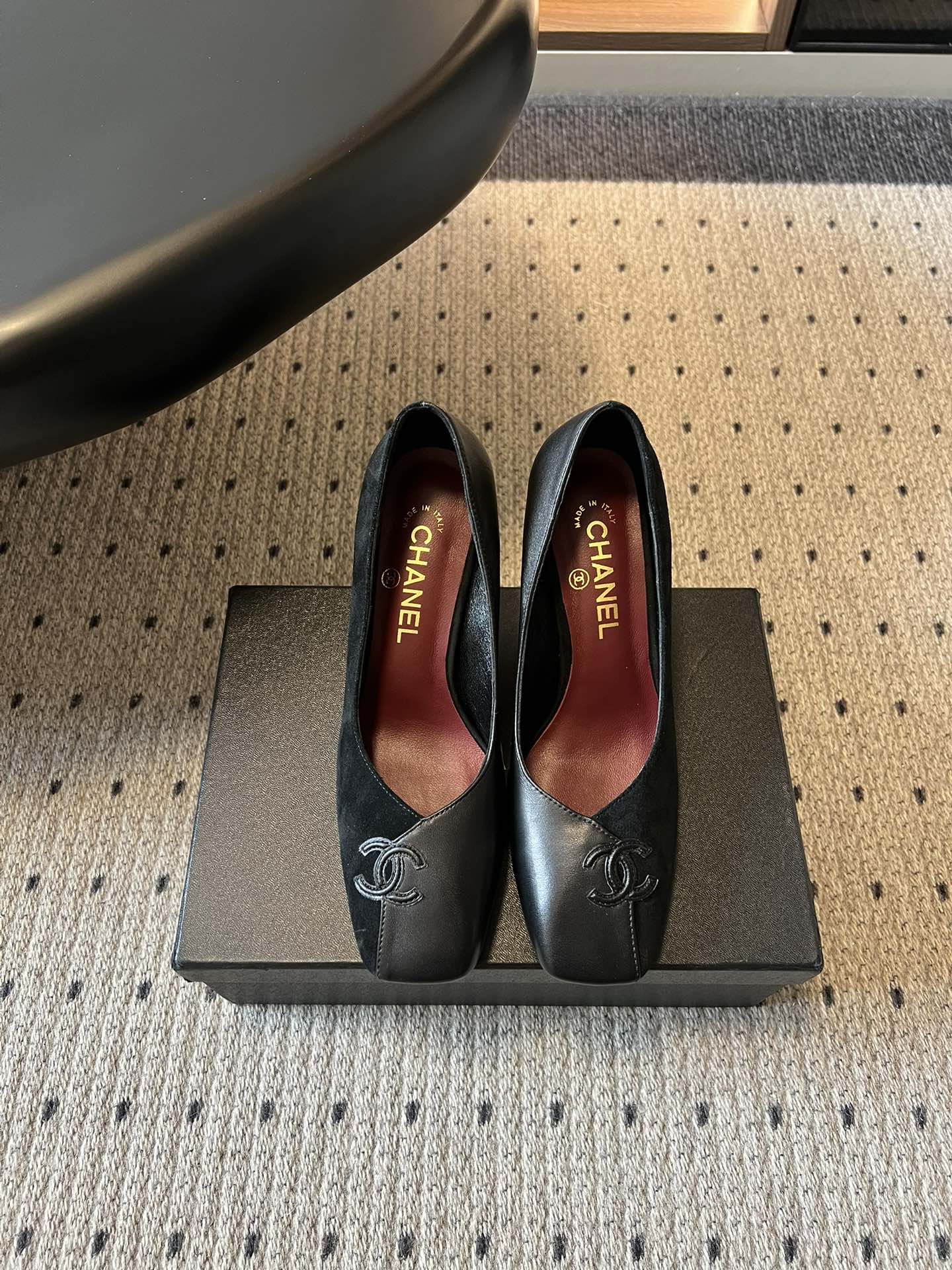 Chane*26SS早春新款方头高跟鞋利落的方头线条，不挑脚型也不挑搭配，自带不费力的精致感。鞋头标志性