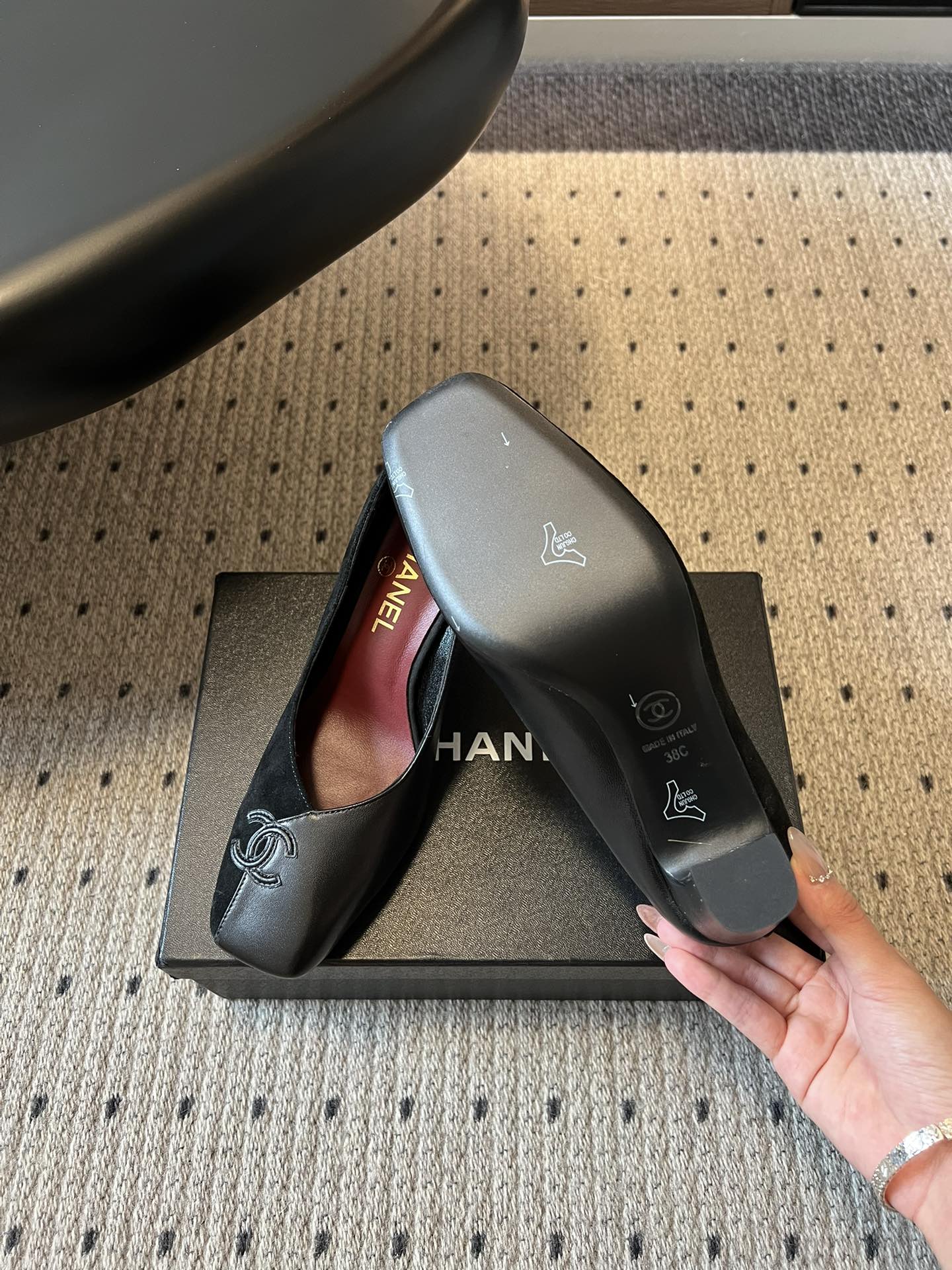 Chane*26SS早春新款方头高跟鞋利落的方头线条，不挑脚型也不挑搭配，自带不费力的精致感。鞋头标志性