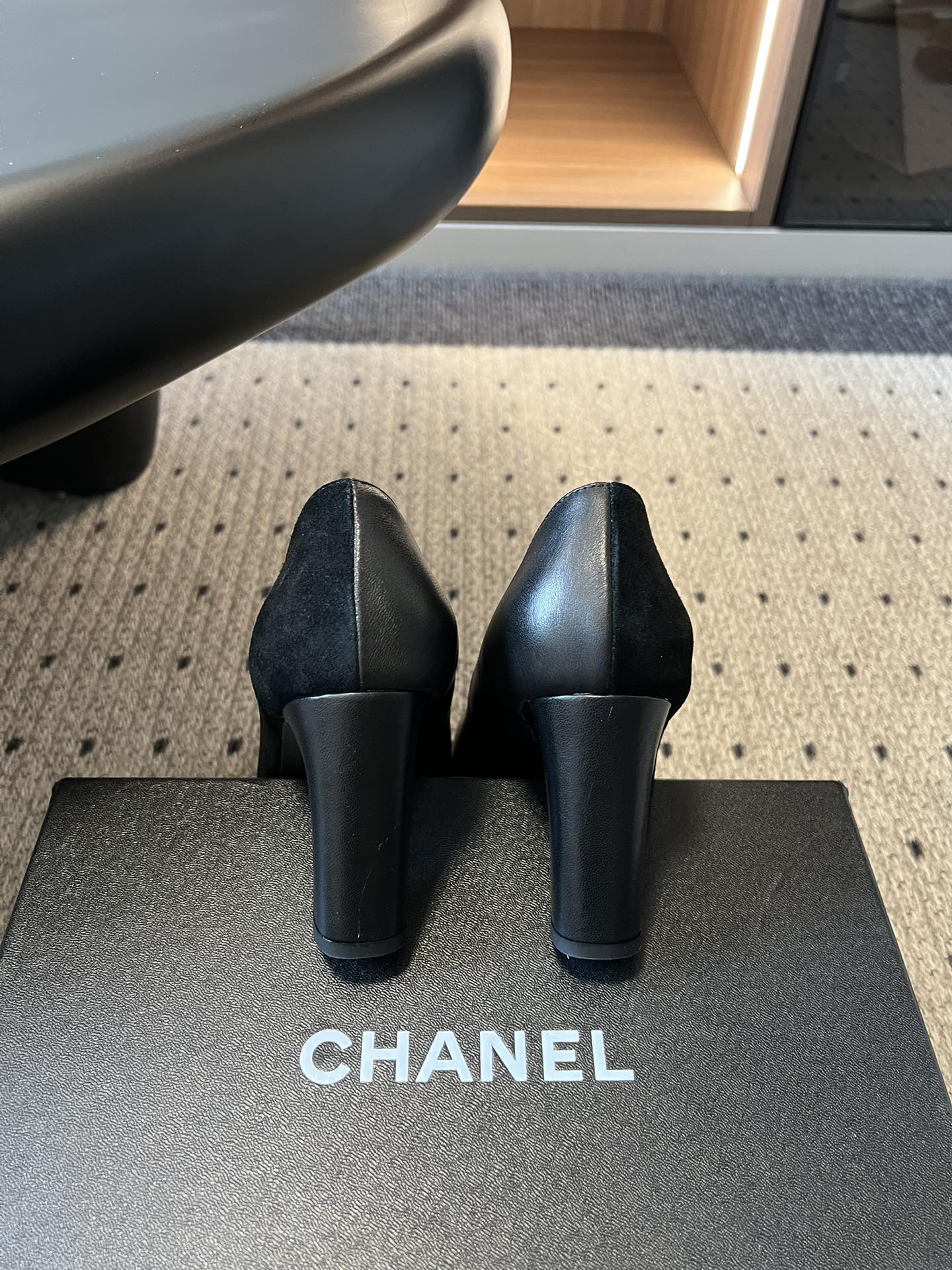 Chane*26SS早春新款方头高跟鞋利落的方头线条，不挑脚型也不挑搭配，自带不费力的精致感。鞋头标志性