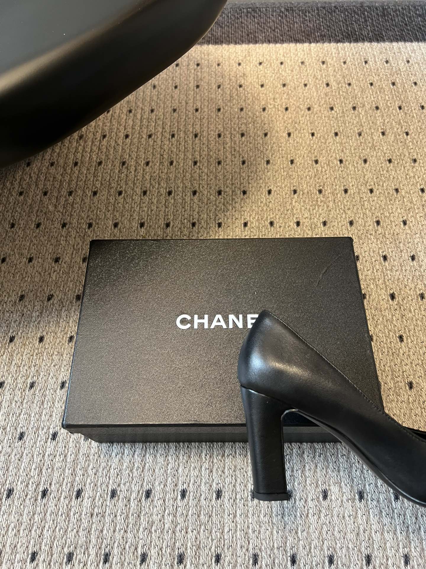 Chane*26SS早春新款方头高跟鞋利落的方头线条，不挑脚型也不挑搭配，自带不费力的精致感。鞋头标志性