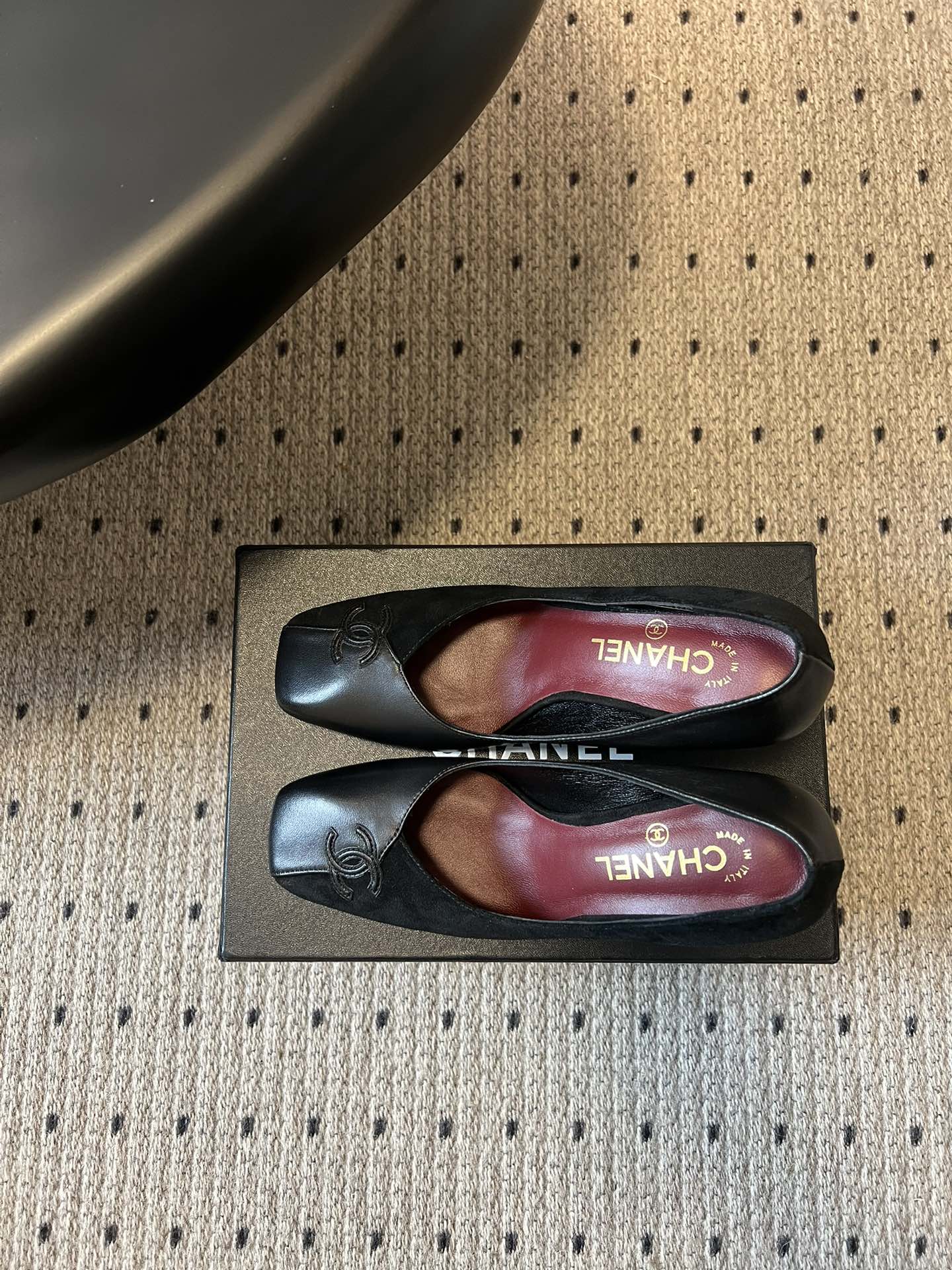 Chane*26SS早春新款方头高跟鞋利落的方头线条，不挑脚型也不挑搭配，自带不费力的精致感。鞋头标志性