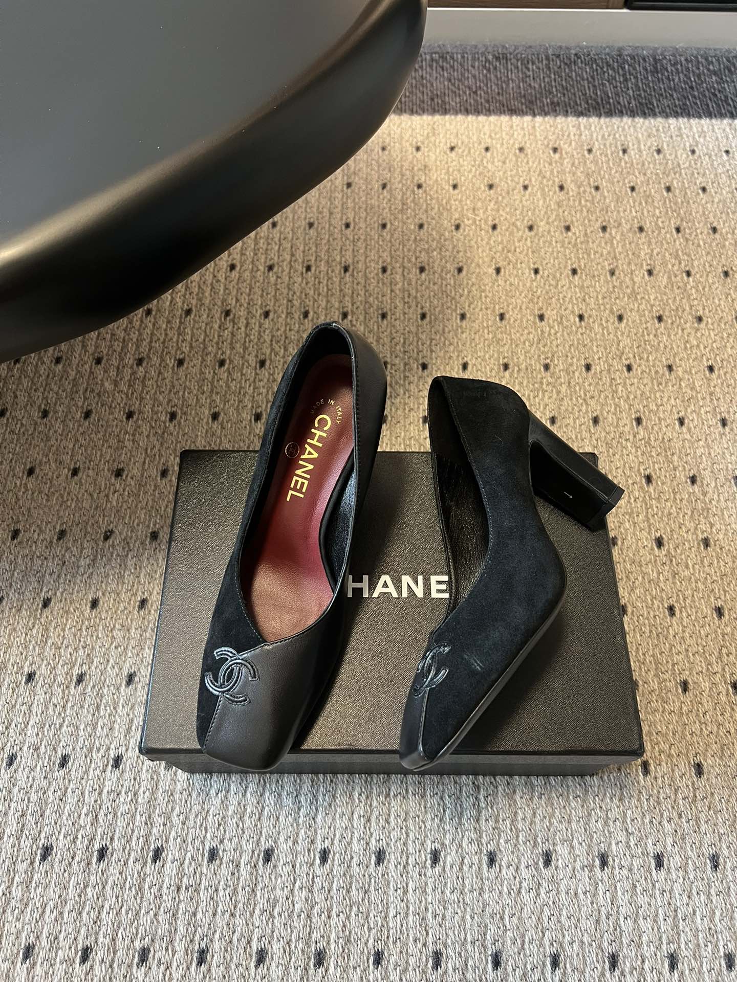 Chane*26SS早春新款方头高跟鞋利落的方头线条，不挑脚型也不挑搭配，自带不费力的精致感。鞋头标志性