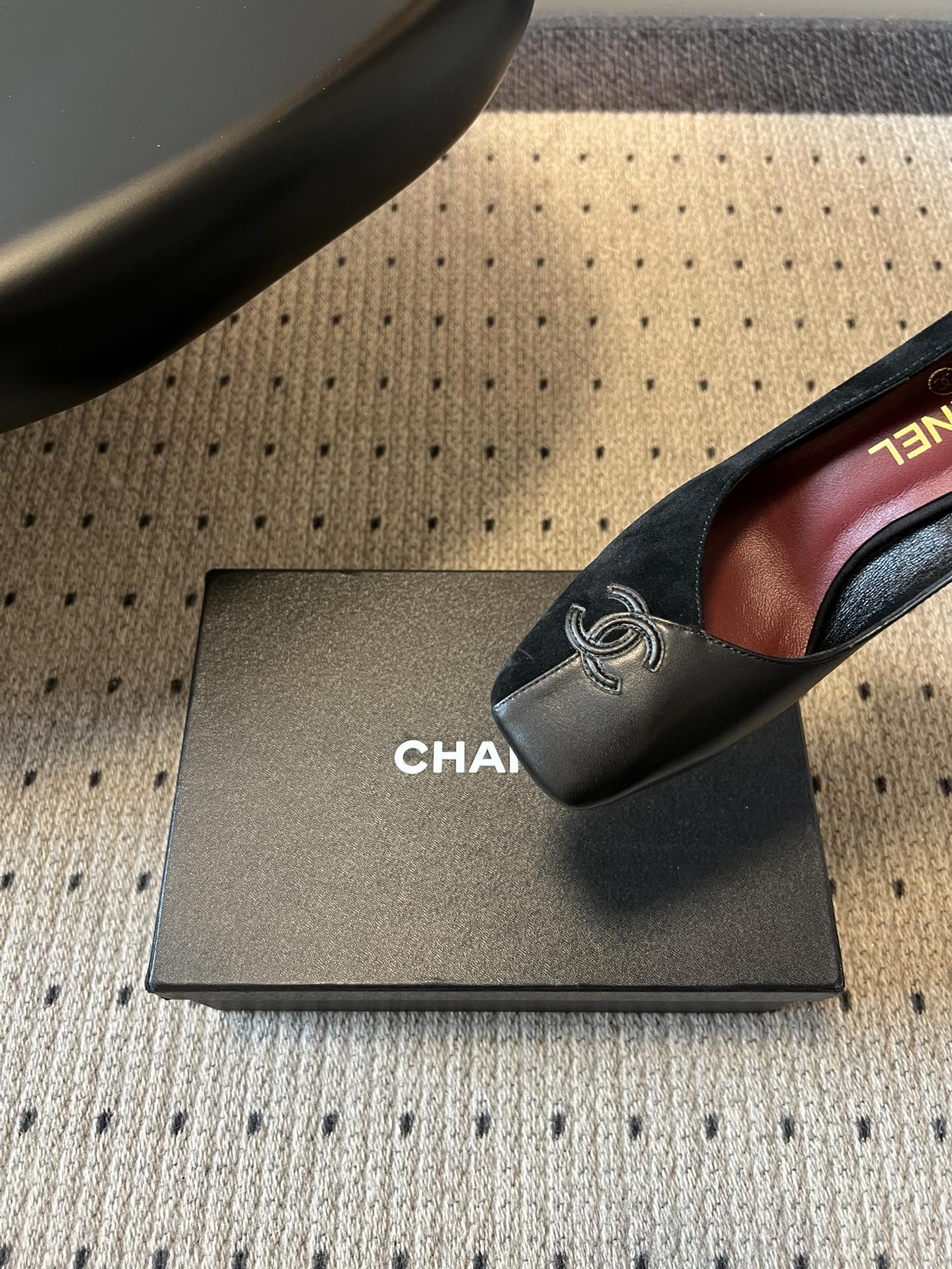Chane*26SS早春新款方头高跟鞋利落的方头线条，不挑脚型也不挑搭配，自带不费力的精致感。鞋头标志性