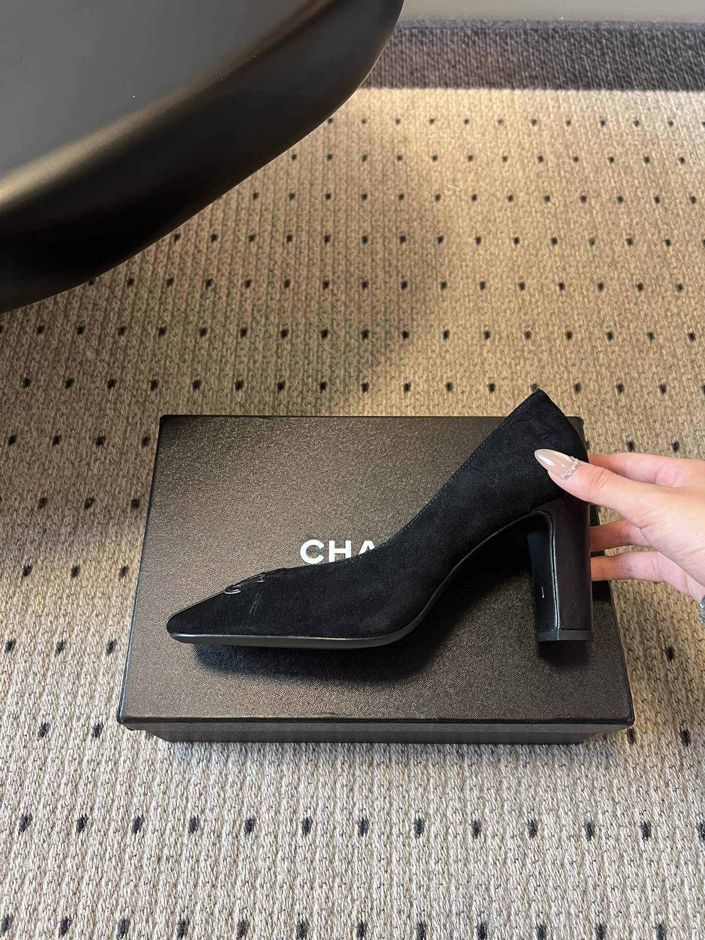 Chane*26SS早春新款方头高跟鞋利落的方头线条，不挑脚型也不挑搭配，自带不费力的精致感。鞋头标志性
