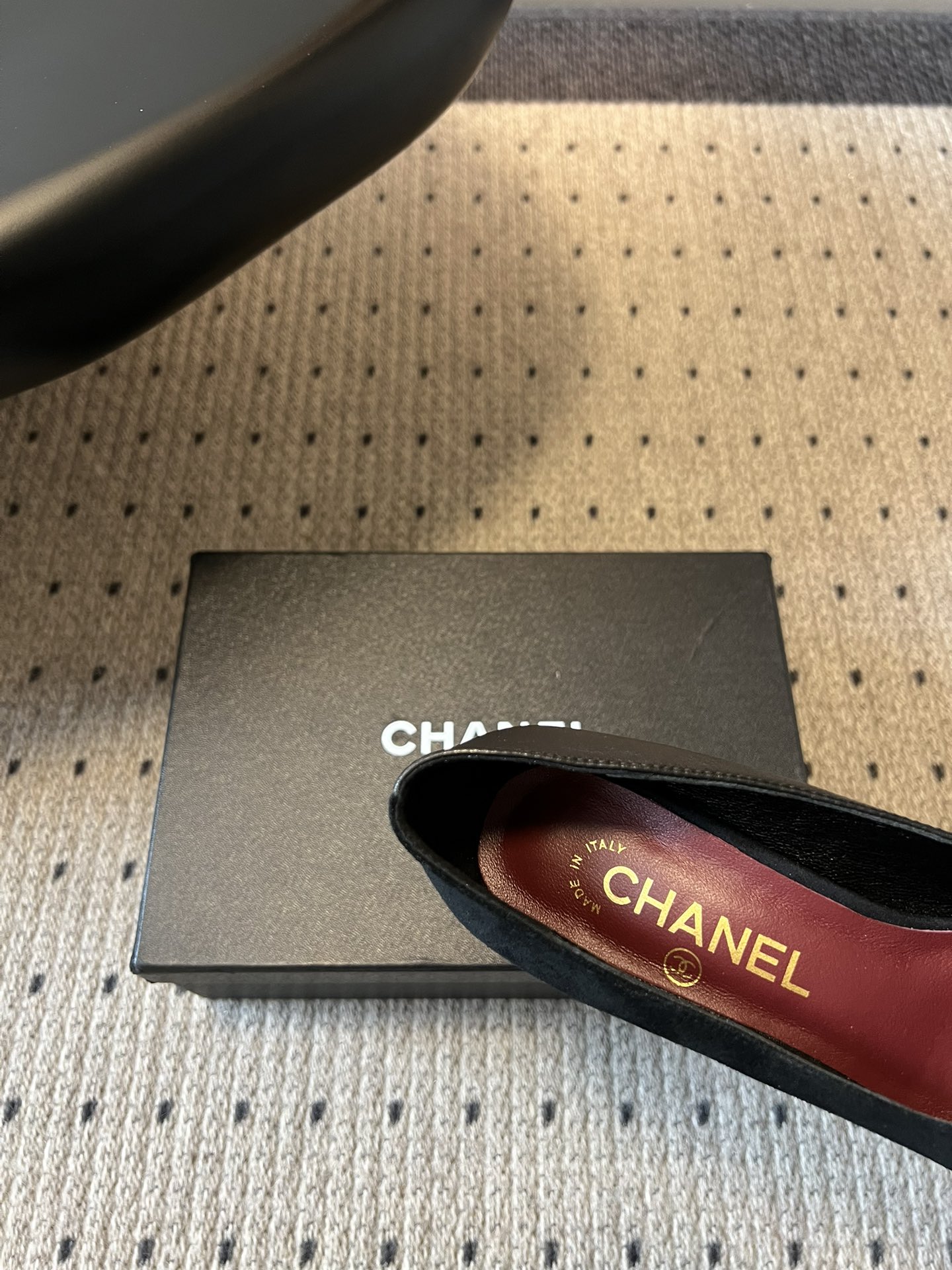 Chane*26SS早春新款方头高跟鞋利落的方头线条，不挑脚型也不挑搭配，自带不费力的精致感。鞋头标志性