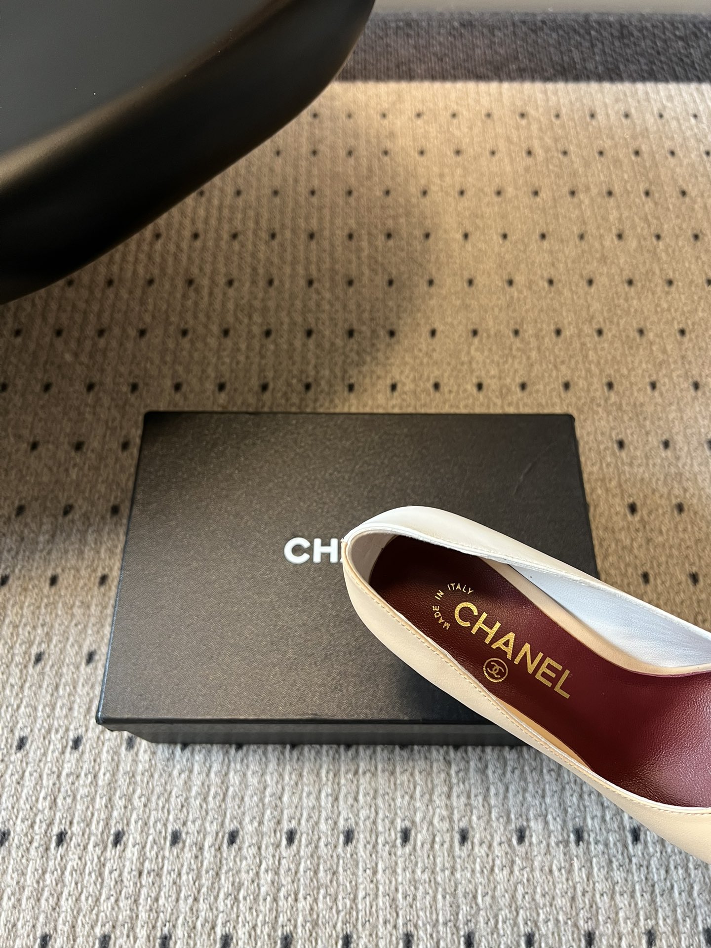 Chane*26SS早春新款方头高跟鞋利落的方头线条，不挑脚型也不挑搭配，自带不费力的精致感。鞋头标志性