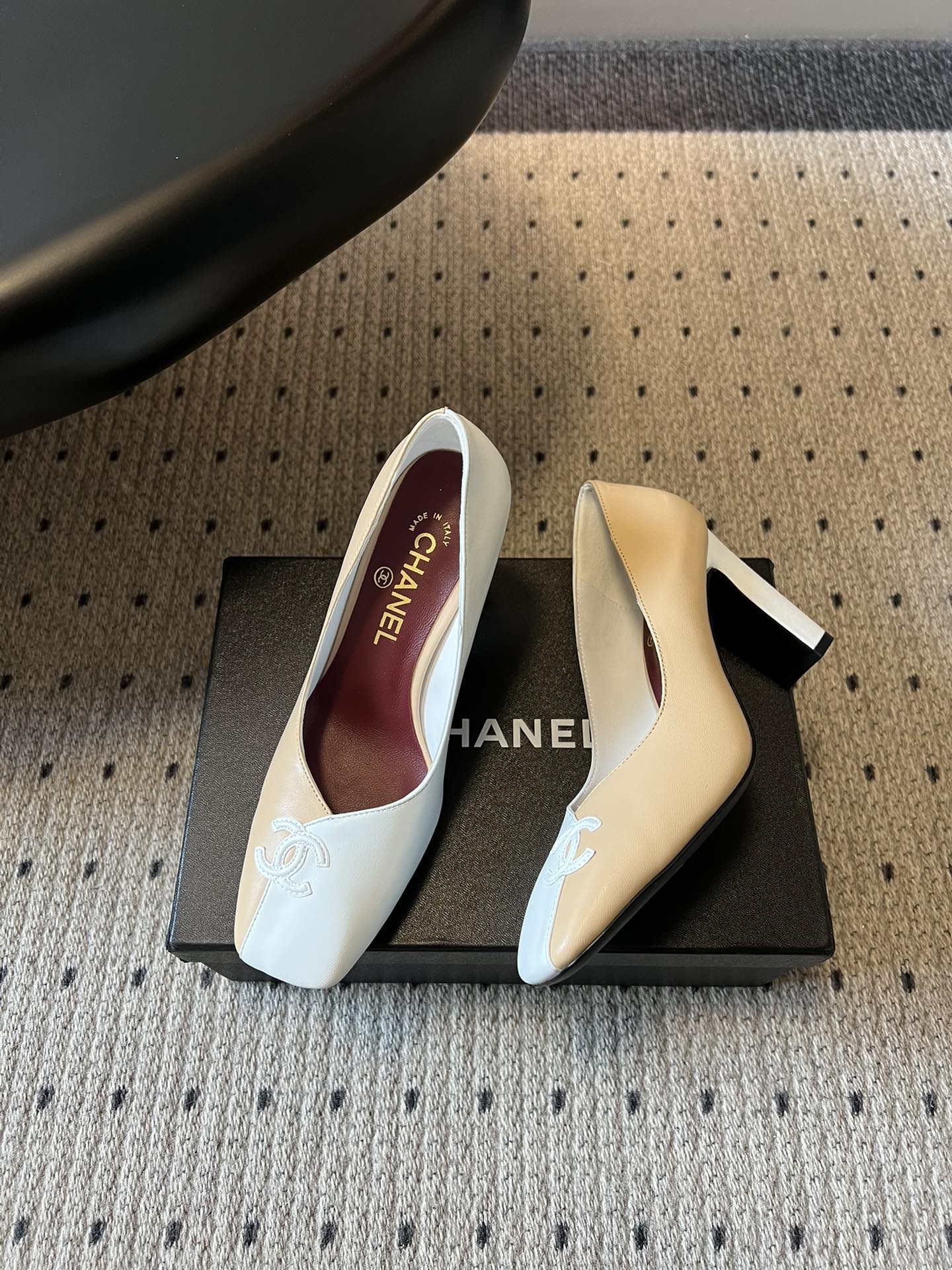 Chane*26SS早春新款方头高跟鞋利落的方头线条，不挑脚型也不挑搭配，自带不费力的精致感。鞋头标志性