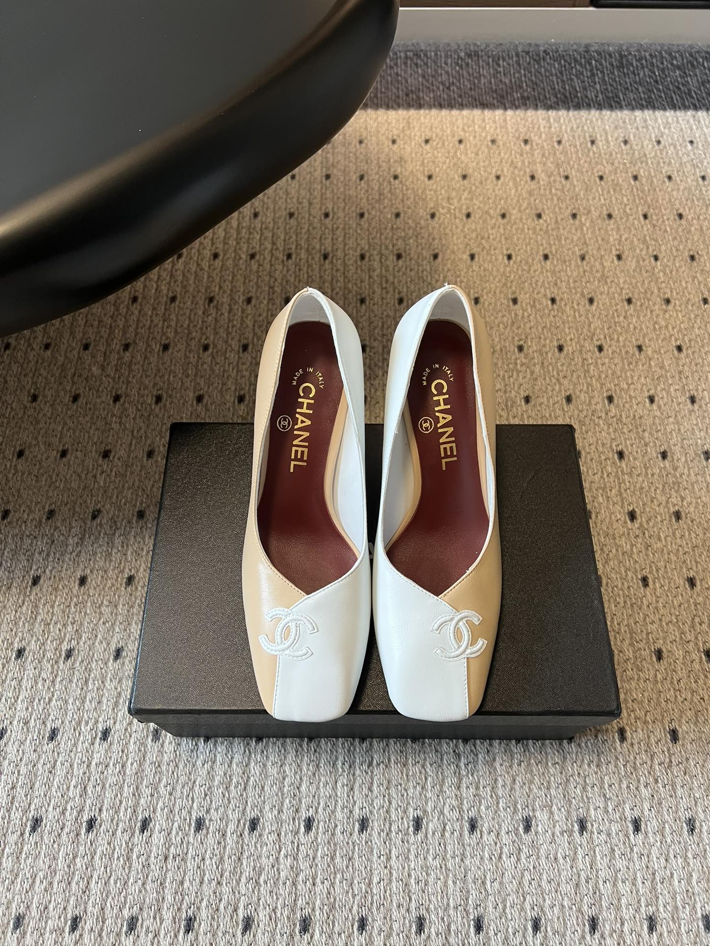 Chane*26SS早春新款方头高跟鞋利落的方头线条，不挑脚型也不挑搭配，自带不费力的精致感。鞋头标志性